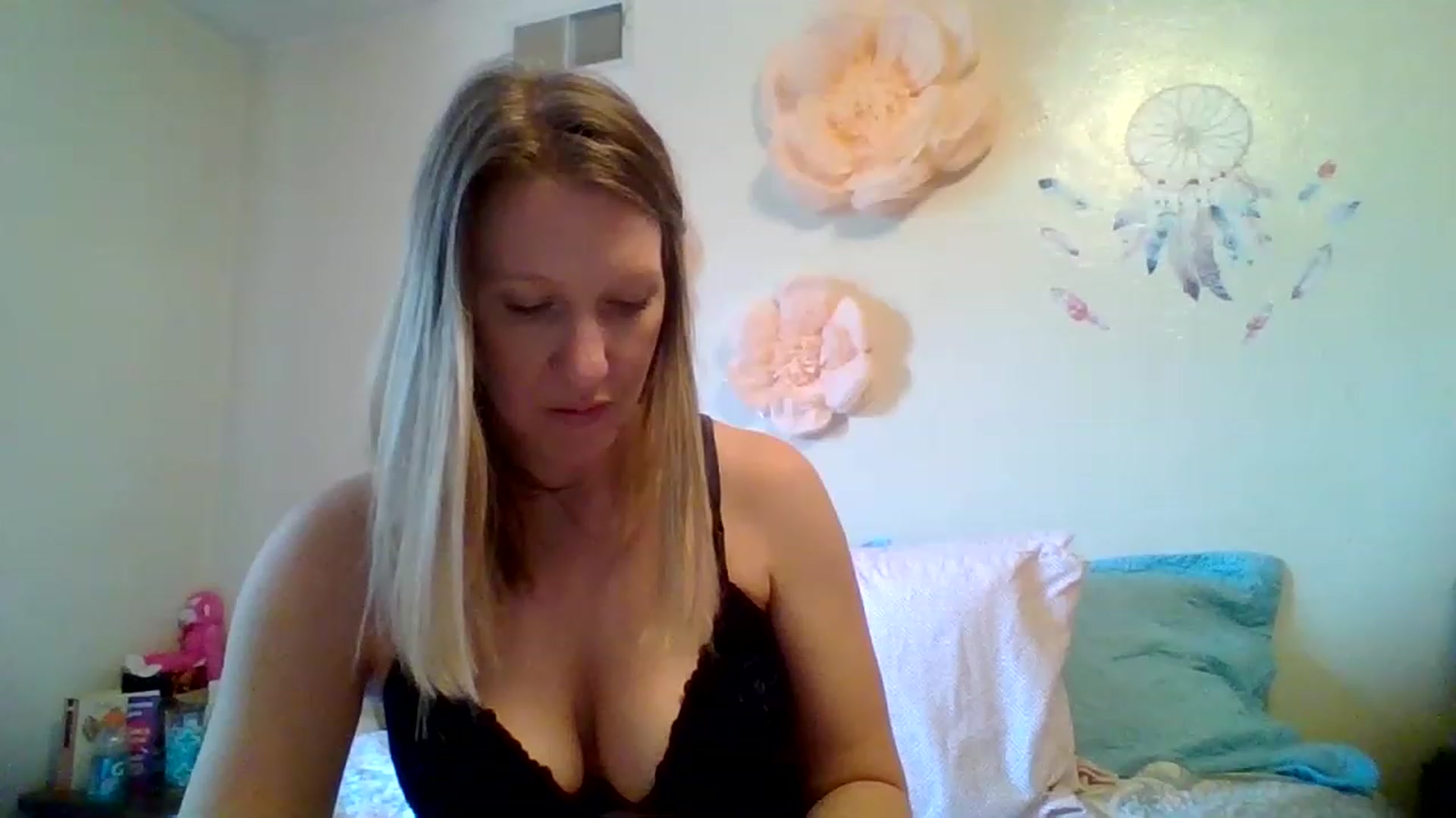Gallery image thumbnail from wildnnout's myfreecams stream on, 05/10/2023, 16:38 image 12 of 20