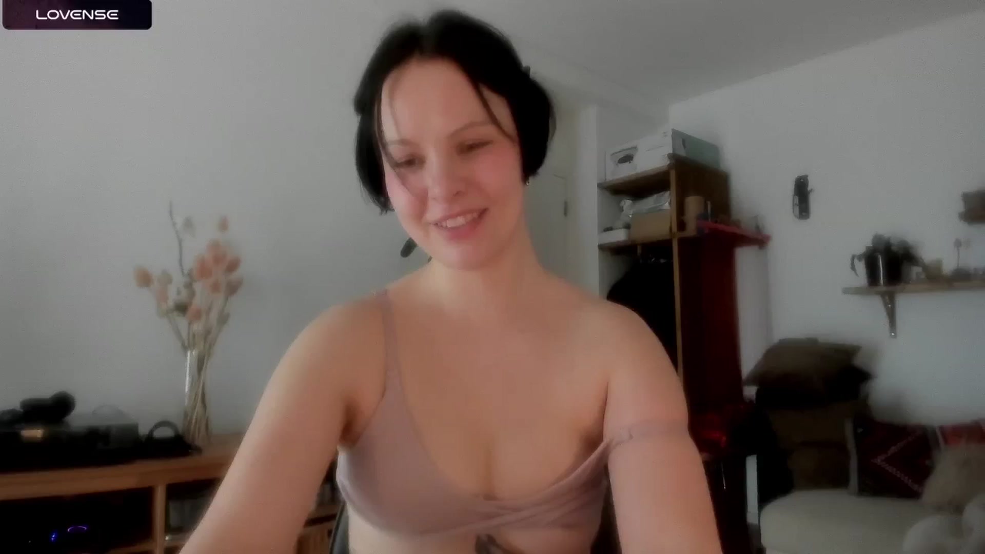 Gallery image thumbnail from wondertea's myfreecams stream on, 02/17/2025, 14:29 image 12 of 20