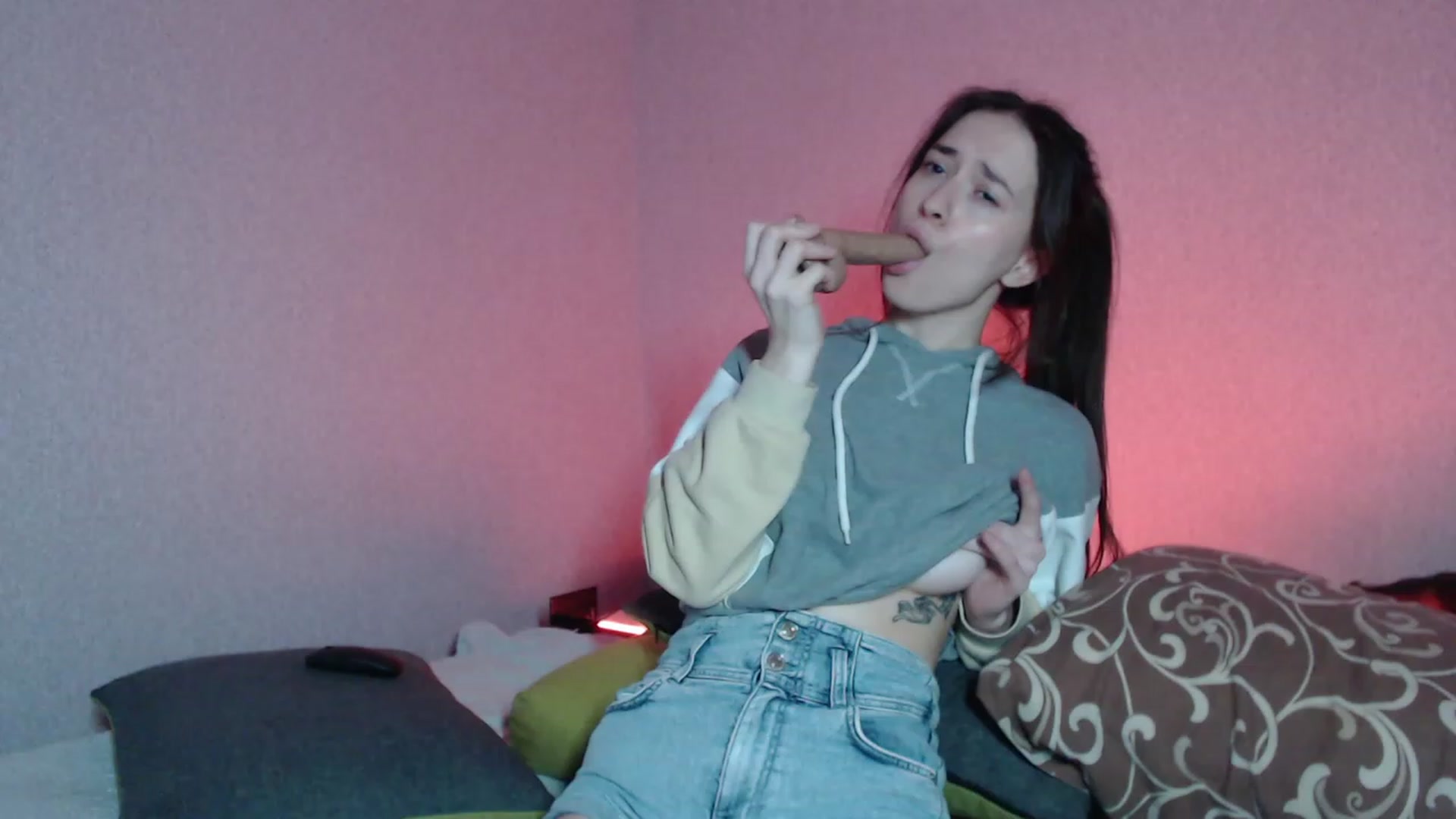Gallery image thumbnail from wow_kellyyy's myfreecams stream on, 03/19/2023, 20:30 image 12 of 20