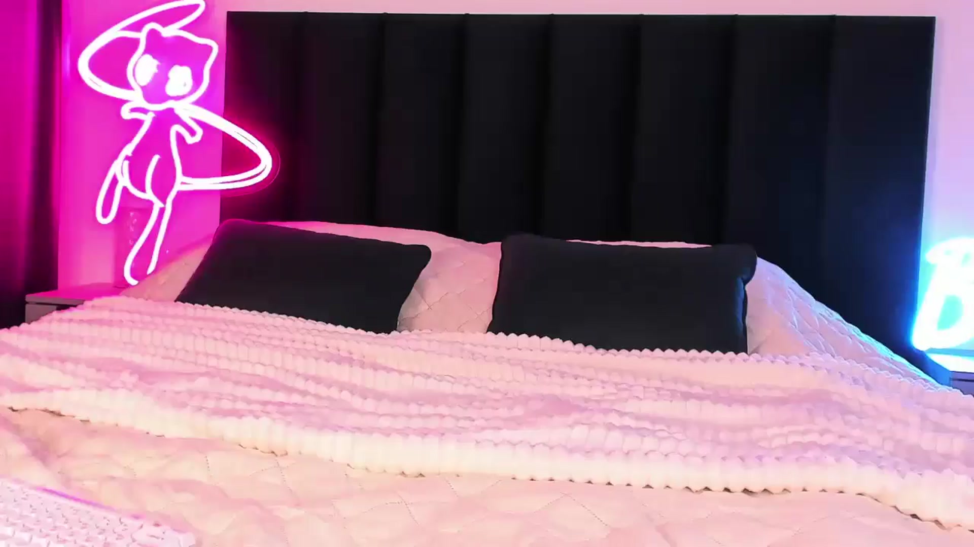 Gallery image thumbnail from wow_lovie's myfreecams stream on, 11/28/2024, 01:32 image 17 of 20