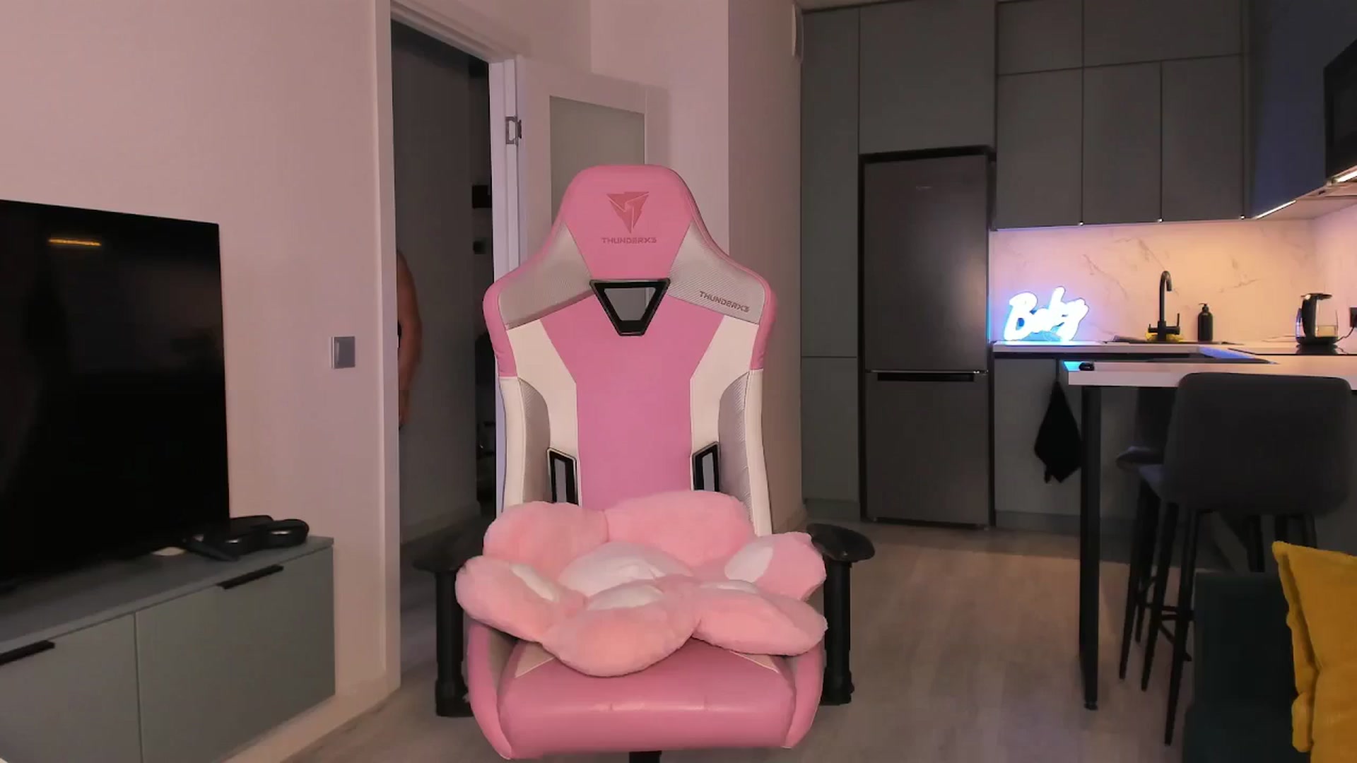 Gallery image thumbnail from wow_lovie's myfreecams stream on, 04/09/2025, 06:34 image 3 of 20