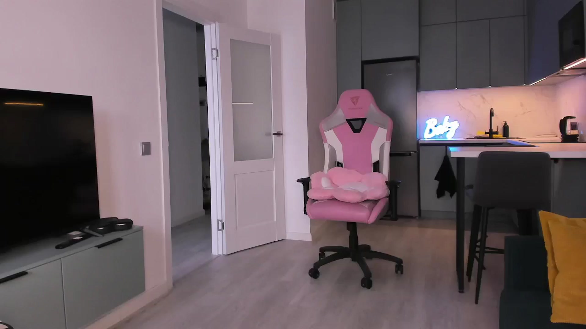 Gallery image thumbnail from wow_lovie's myfreecams stream on, 04/10/2025, 07:18 image 2 of 20