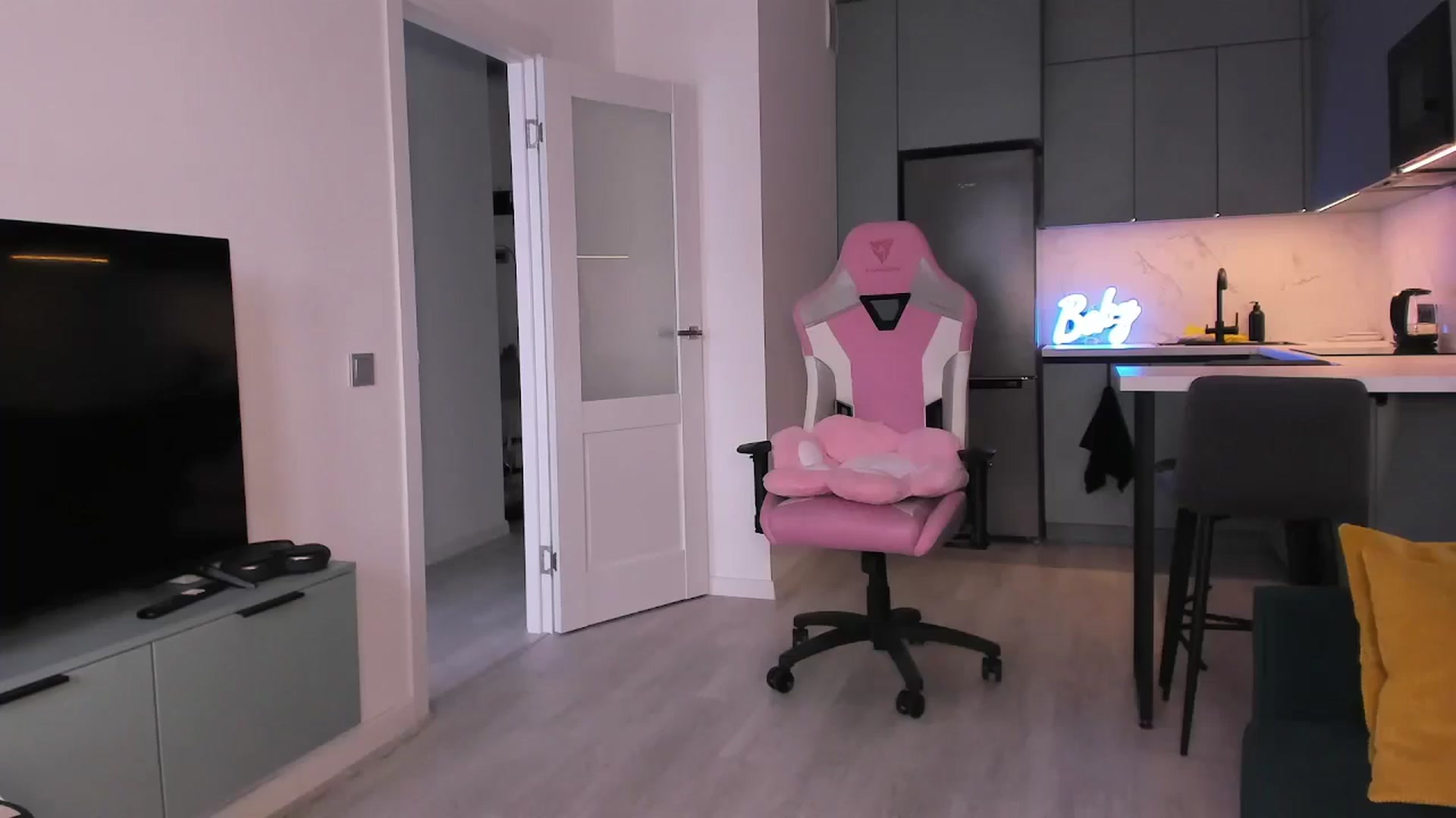 Gallery image thumbnail from wow_lovie's myfreecams stream on, 04/10/2025, 07:18 image 5 of 20