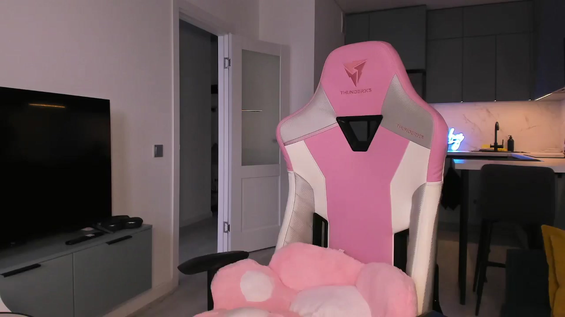 Gallery image thumbnail from wow_lovie's myfreecams stream on, 04/10/2025, 08:36 image 20 of 20