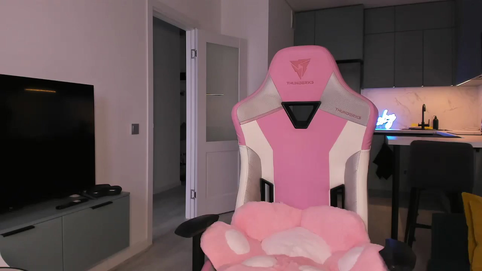 Gallery image thumbnail from wow_lovie's myfreecams stream on, 04/10/2025, 09:30 image 7 of 20