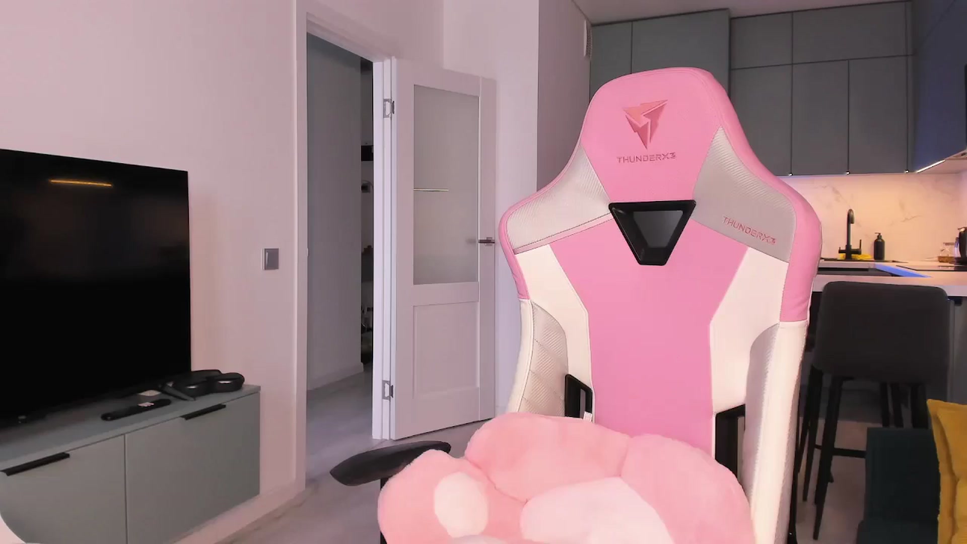 Gallery image thumbnail from wow_lovie's myfreecams stream on, 04/11/2025, 07:05 image 10 of 20