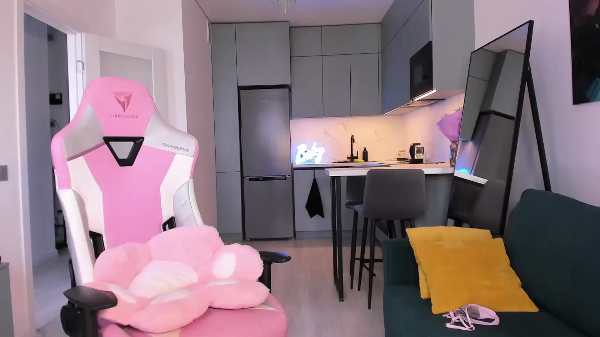 Gallery image thumbnail from wow_lovie's myfreecams stream on, 04/13/2025, 09:44 image 1 of 20
