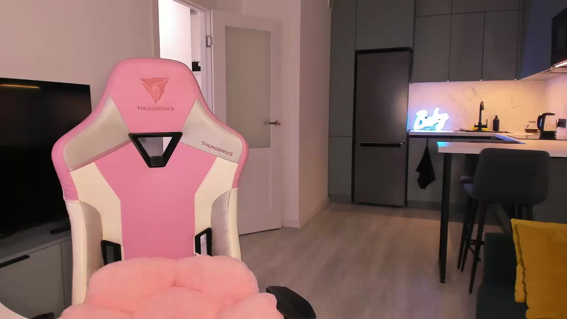 Gallery image thumbnail from wow_lovie's myfreecams stream on, 04/15/2025, 06:07 image 2 of 20