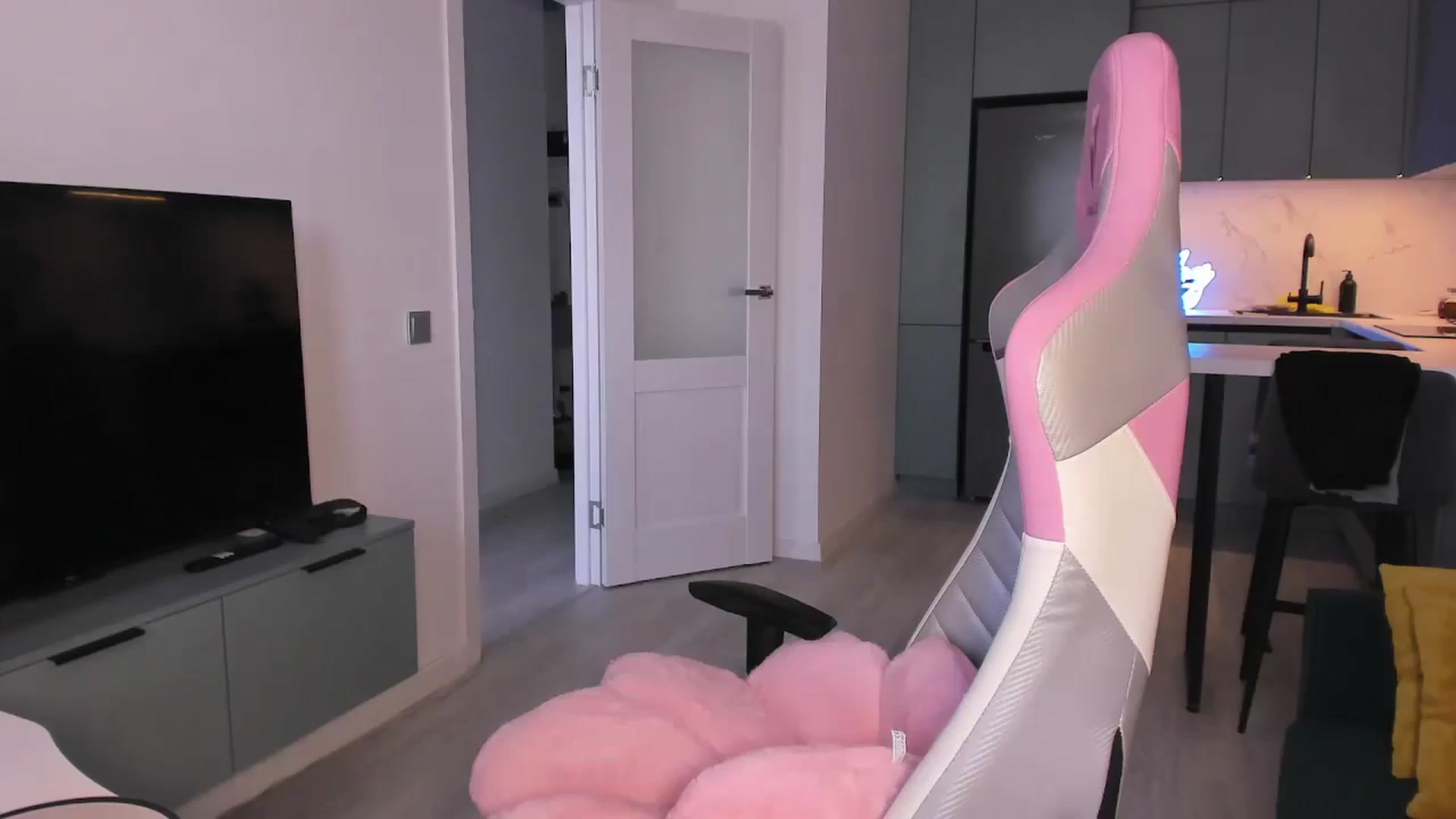 Gallery image thumbnail from wow_lovie's myfreecams stream on, 04/16/2025, 07:21 image 17 of 20
