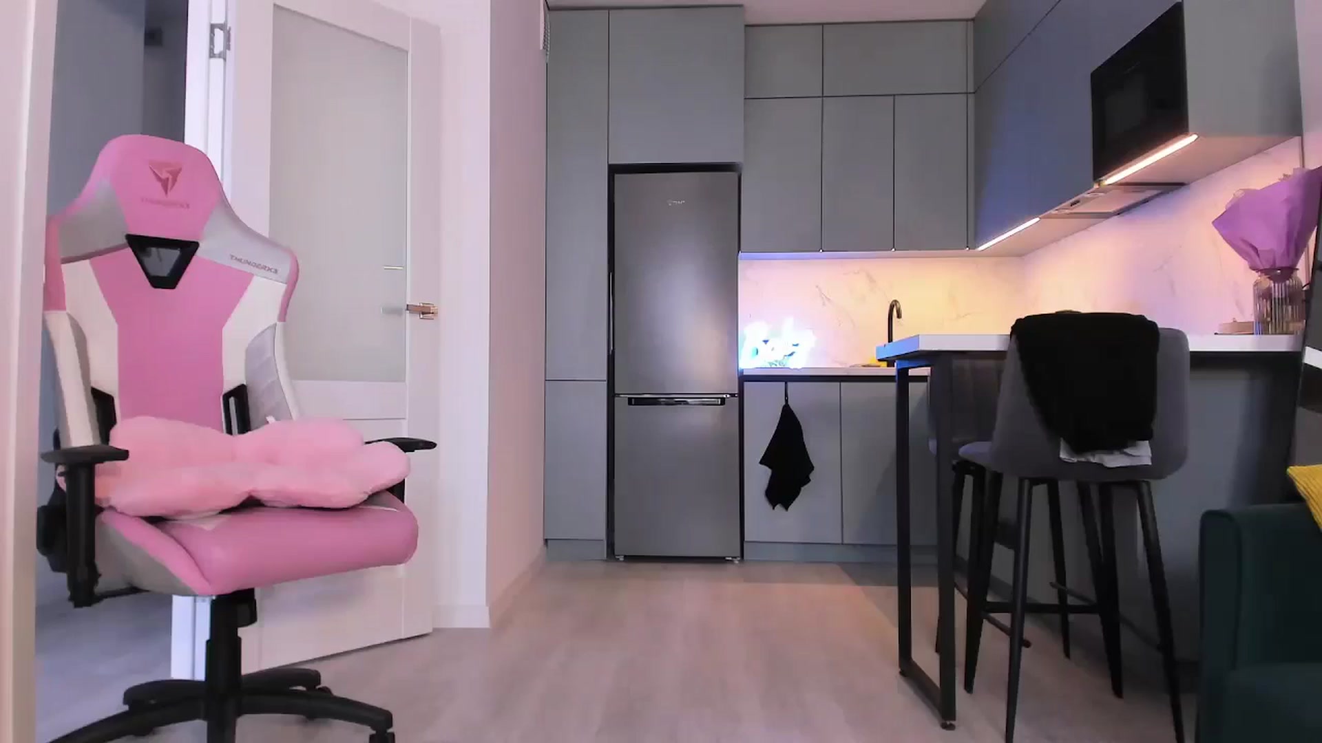 Gallery image thumbnail from wow_lovie's myfreecams stream on, 04/16/2025, 07:21 image 18 of 20