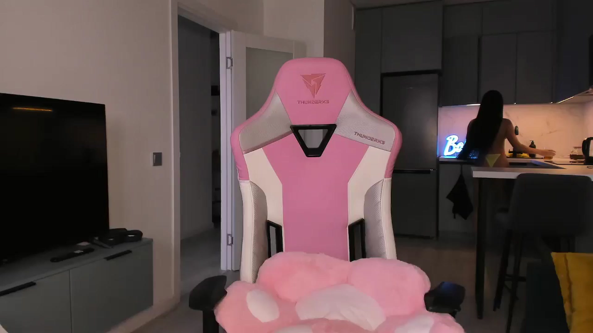 Gallery image thumbnail from wow_lovie's myfreecams stream on, 04/17/2025, 06:37 image 10 of 20