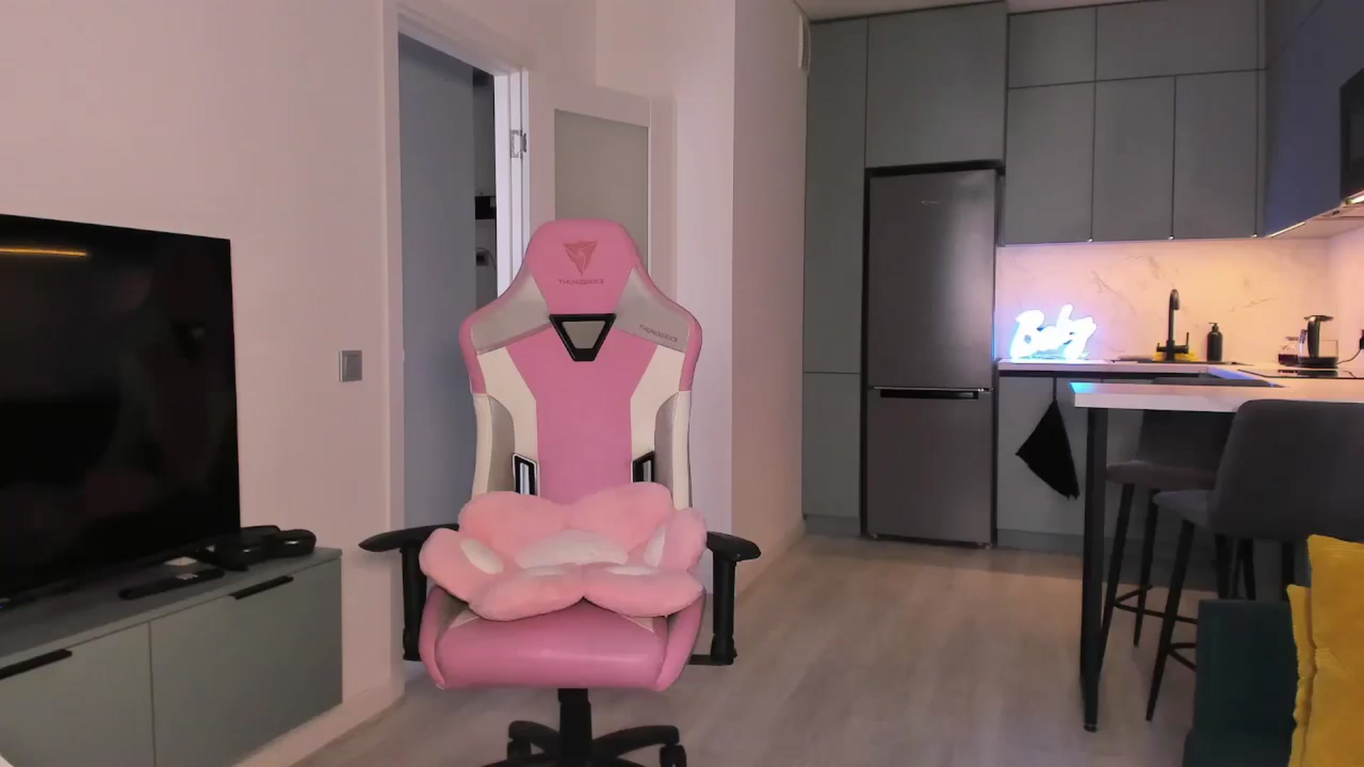 Gallery image thumbnail from wow_lovie's myfreecams stream on, 04/22/2025, 04:52 image 18 of 20