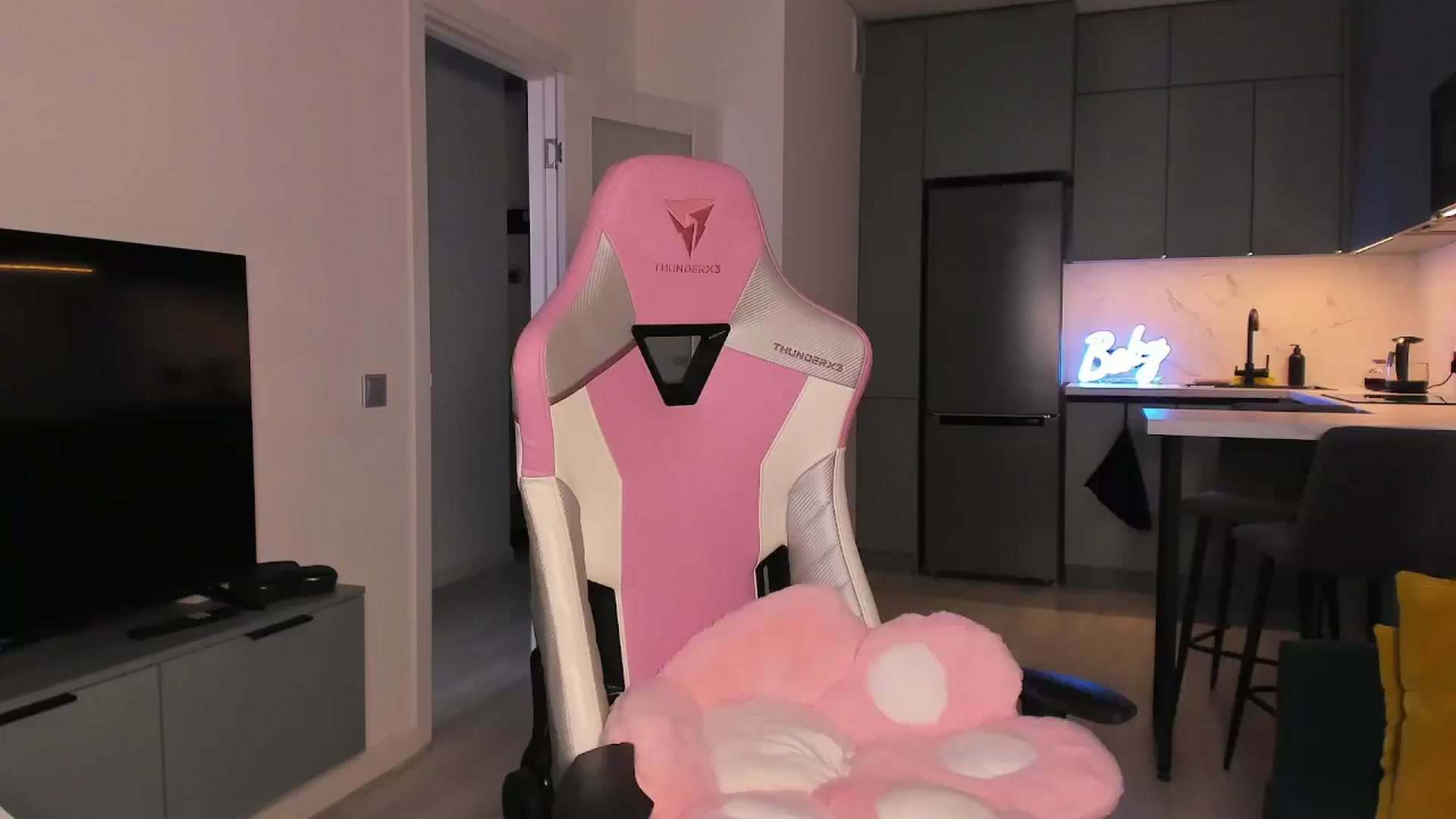 Gallery image thumbnail from wow_lovie's myfreecams stream on, 04/22/2025, 04:52 image 8 of 20