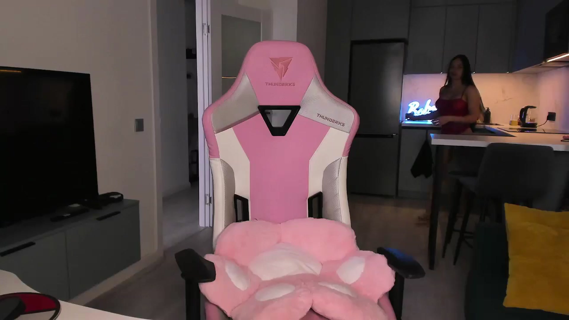 Gallery image thumbnail from wow_lovie's myfreecams stream on, 04/25/2025, 06:00 image 9 of 20