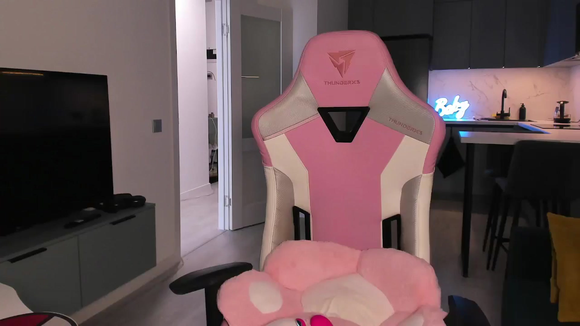 Gallery image thumbnail from wow_lovie's myfreecams stream on, 04/30/2025, 07:36 image 13 of 20