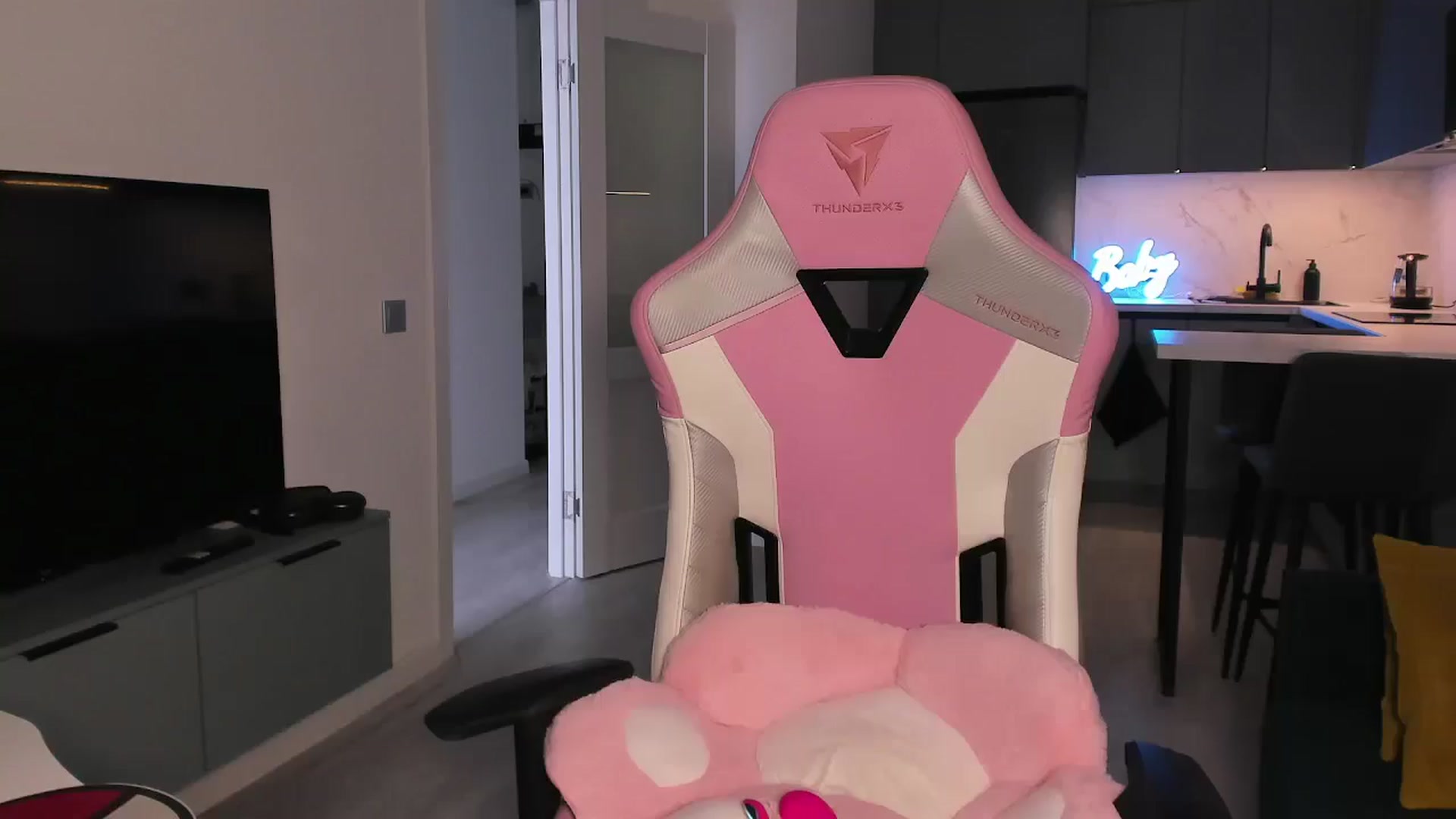 Gallery image thumbnail from wow_lovie's myfreecams stream on, 04/30/2025, 07:36 image 14 of 20