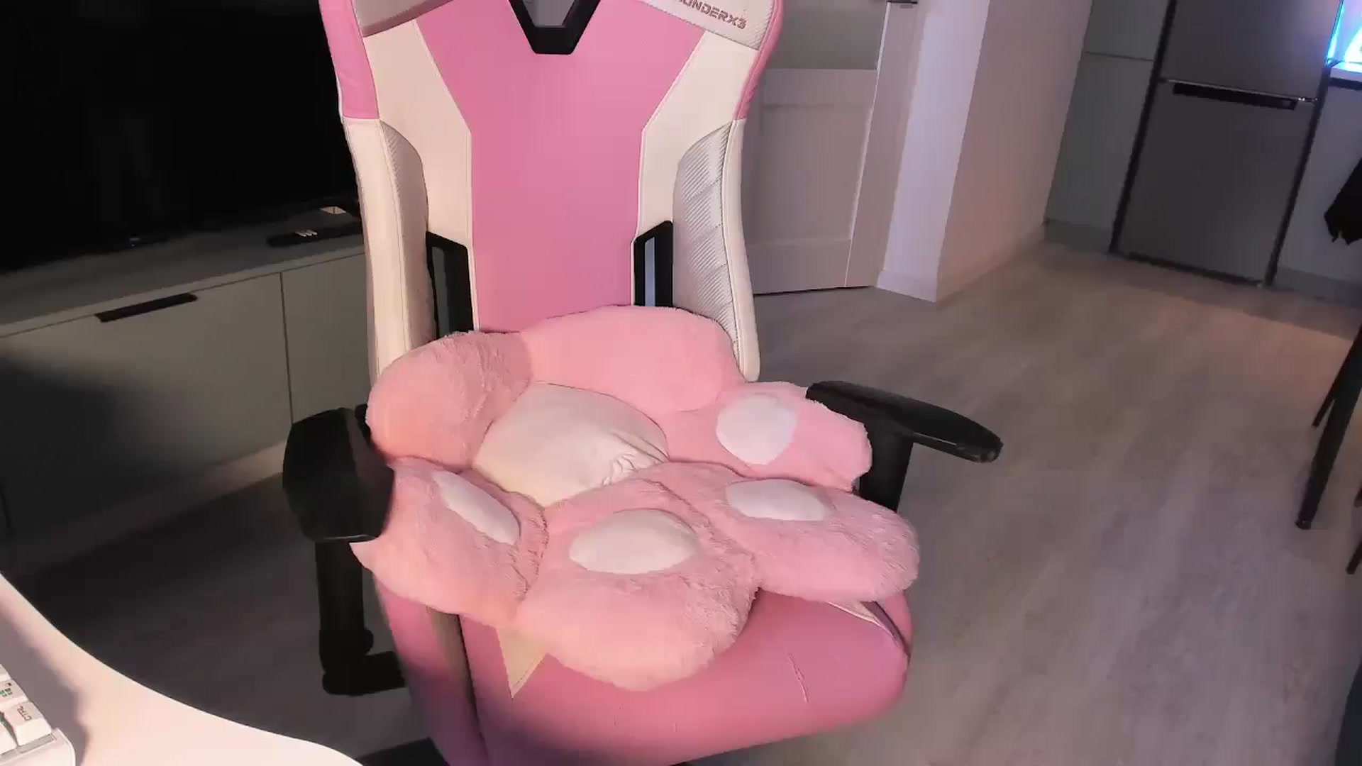 Gallery image thumbnail from wow_lovie's myfreecams stream on, 05/05/2025, 06:44 image 13 of 20