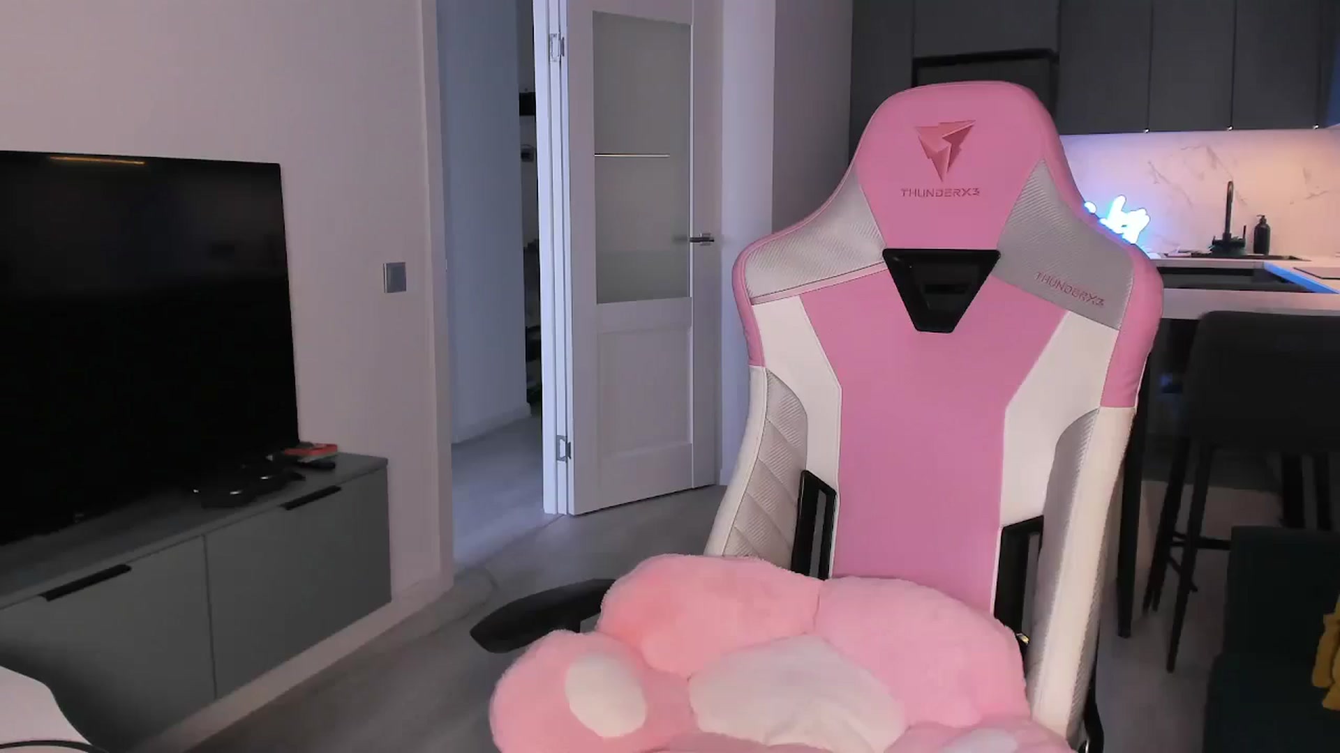Gallery image thumbnail from wow_lovie's myfreecams stream on, 05/27/2025, 07:01 image 10 of 20