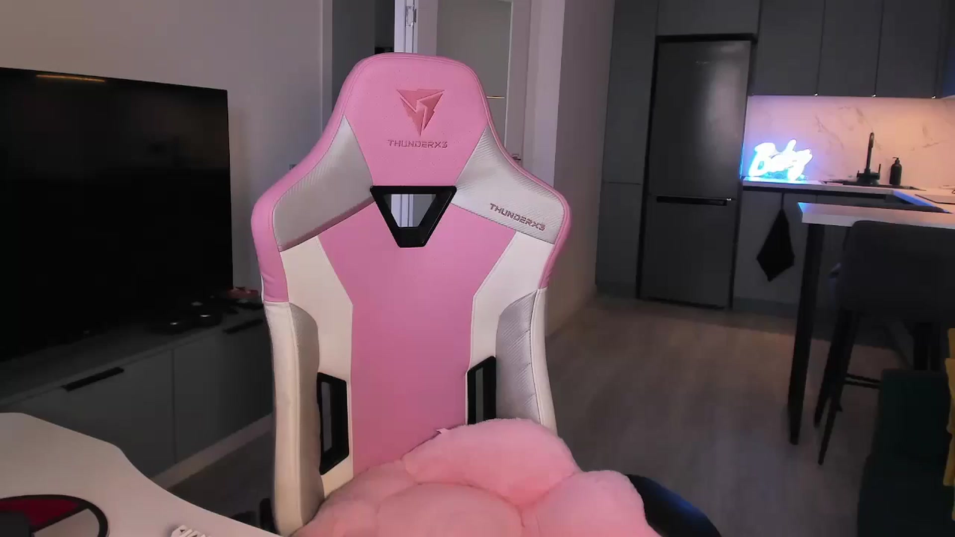 Gallery image thumbnail from wow_lovie's myfreecams stream on, 06/03/2025, 05:38 image 4 of 20