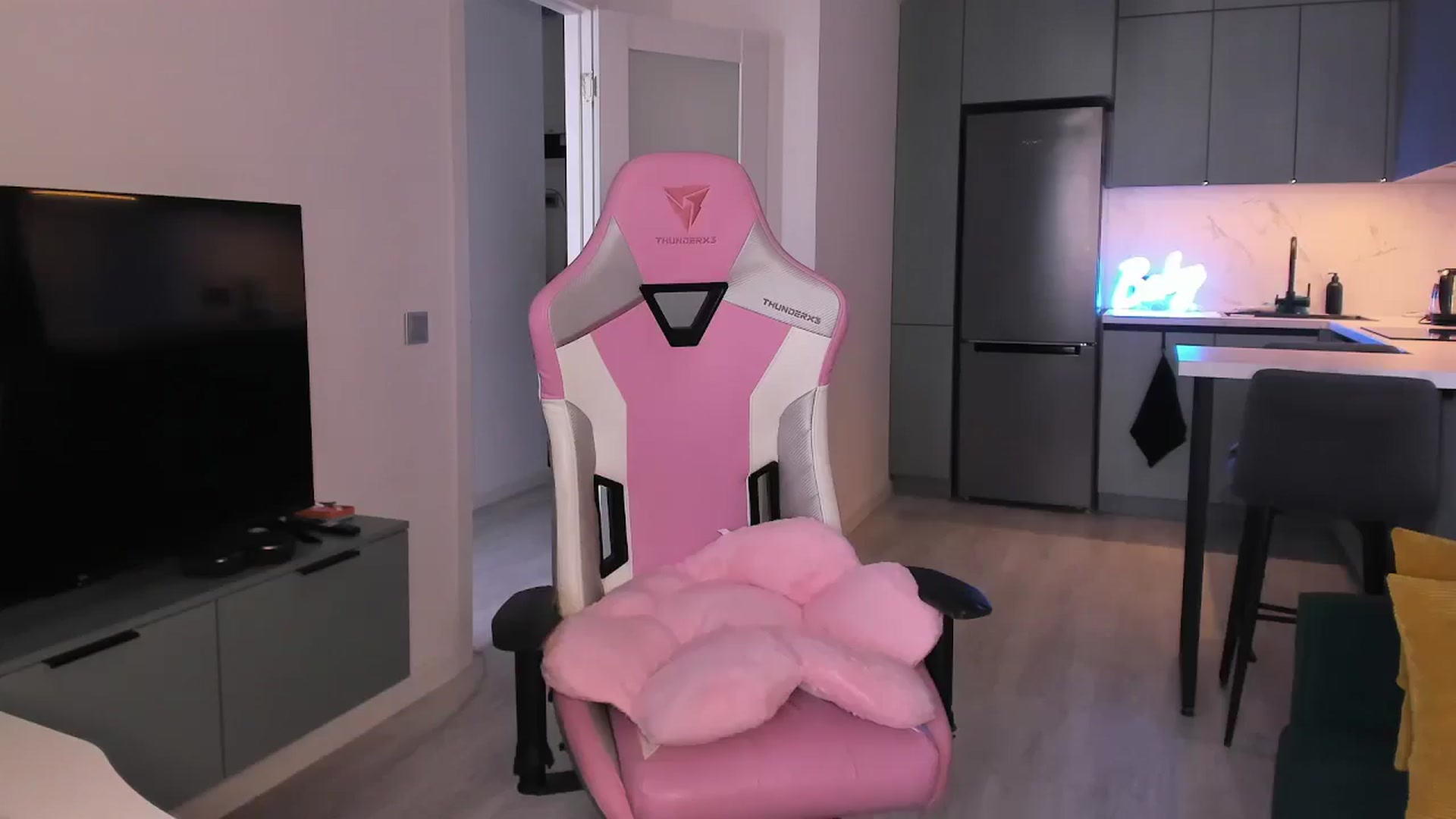 Gallery image thumbnail from wow_lovie's myfreecams stream on, 06/03/2025, 05:38 image 15 of 20
