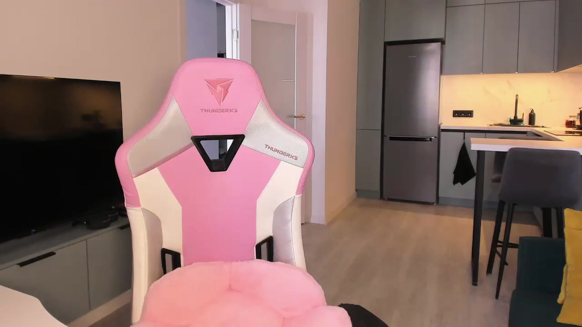 Gallery image thumbnail from wow_lovie's myfreecams stream on, 06/04/2025, 05:37 image 4 of 20