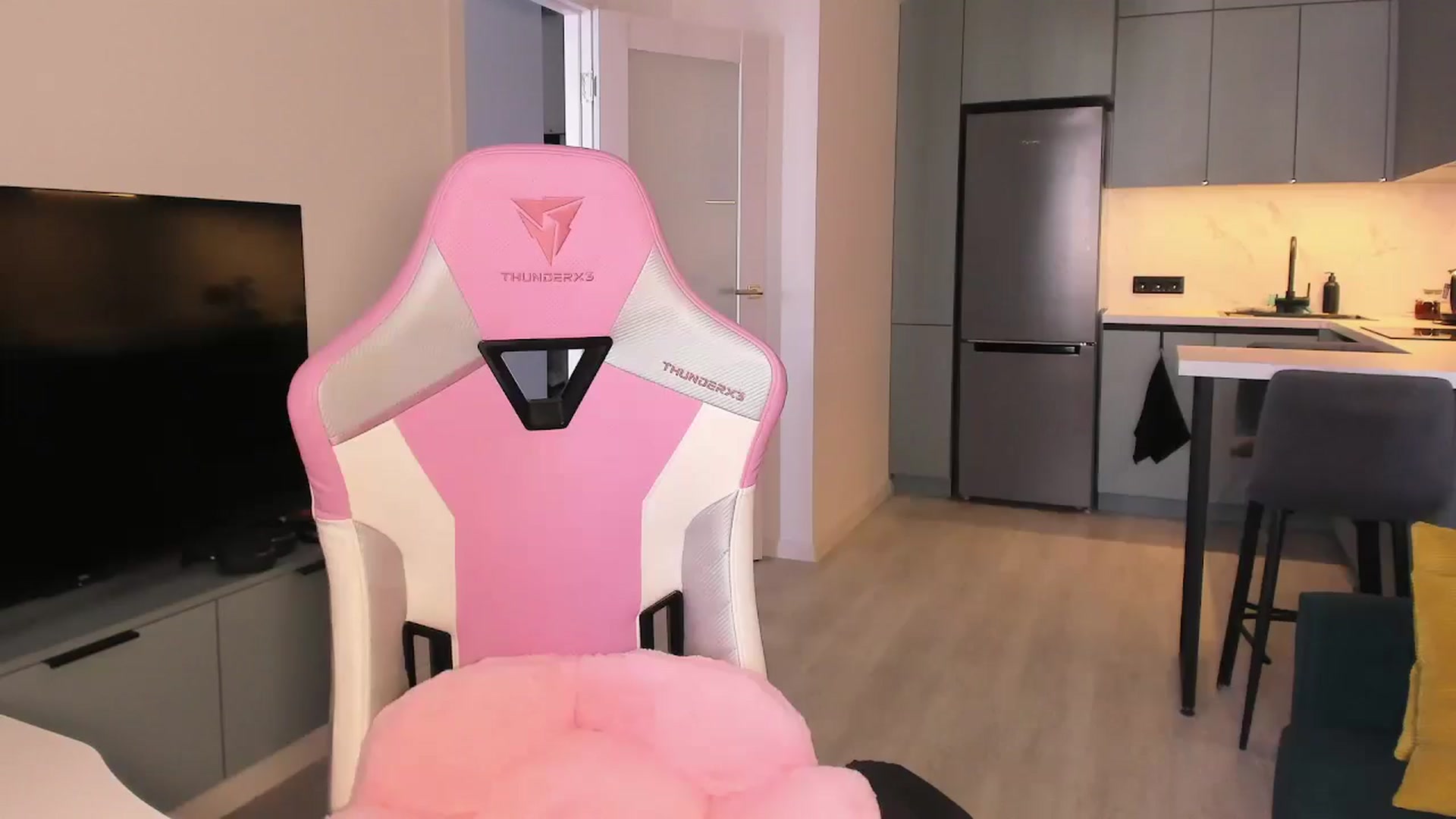 Gallery image thumbnail from wow_lovie's myfreecams stream on, 06/04/2025, 05:37 image 7 of 20