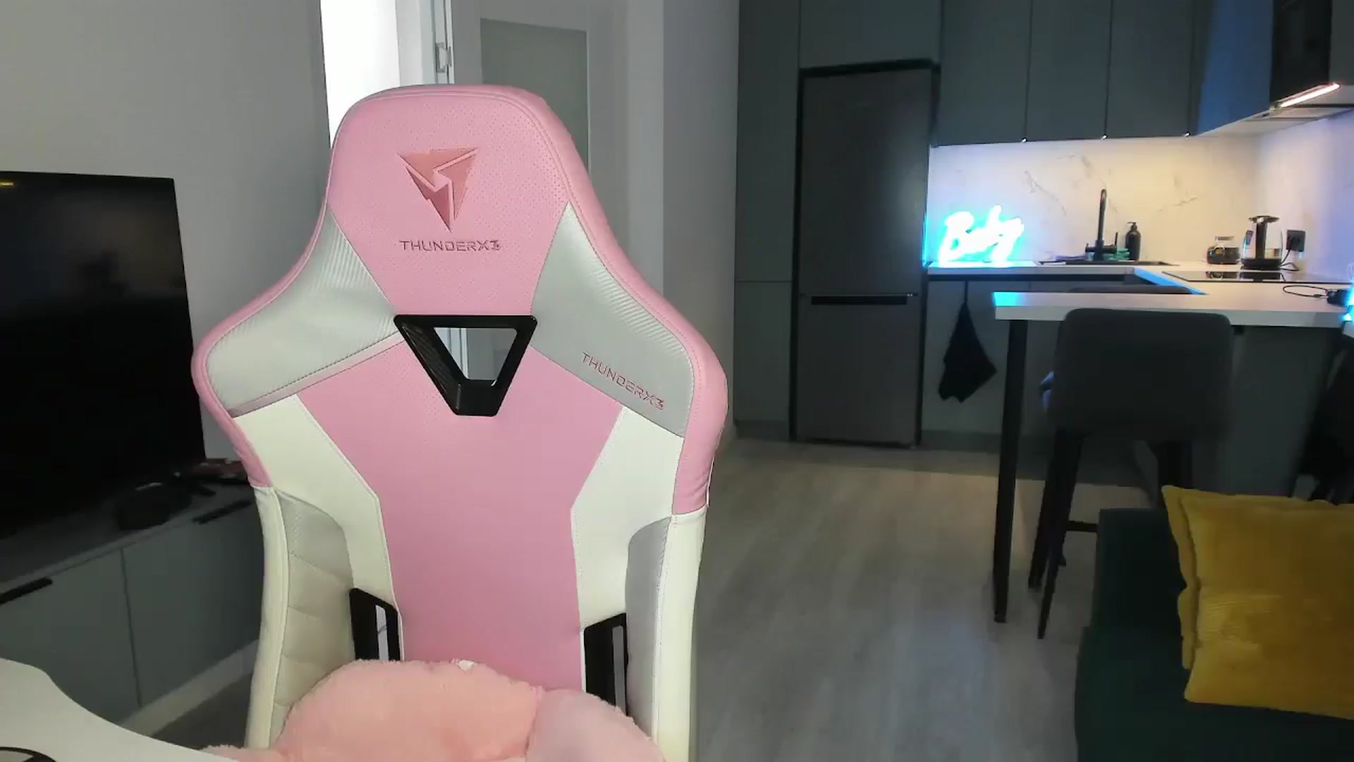 Gallery image thumbnail from wow_lovie's myfreecams stream on, 06/08/2025, 07:37 image 3 of 20