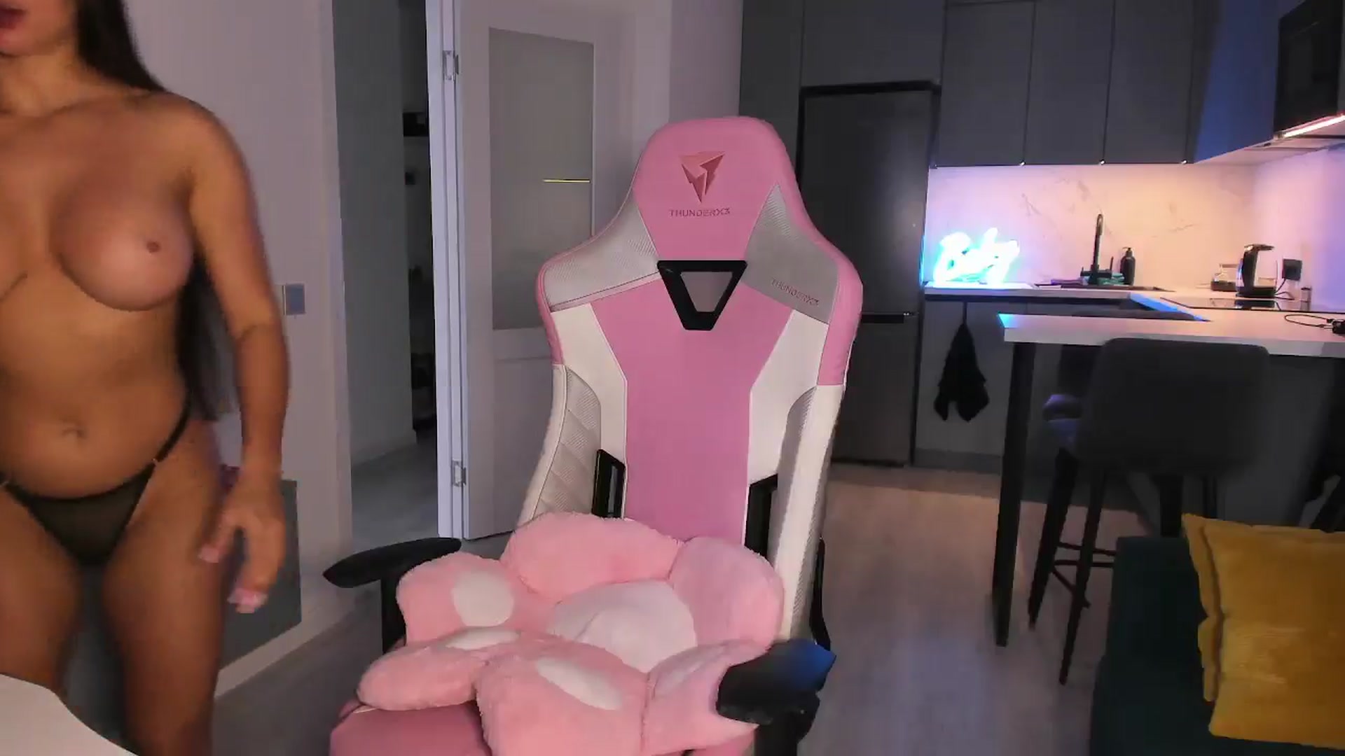 Gallery image thumbnail from wow_lovie's myfreecams stream on, 06/08/2025, 08:37 image 9 of 20