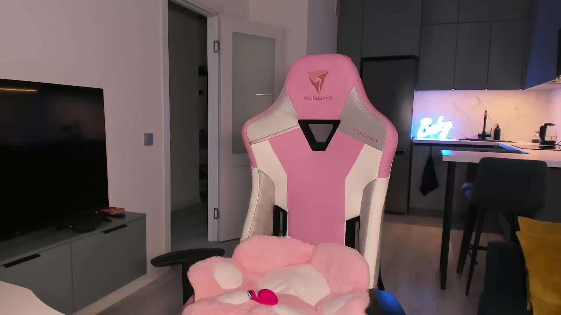 Gallery image thumbnail from wow_lovie's myfreecams stream on, 06/09/2025, 09:33 image 13 of 20