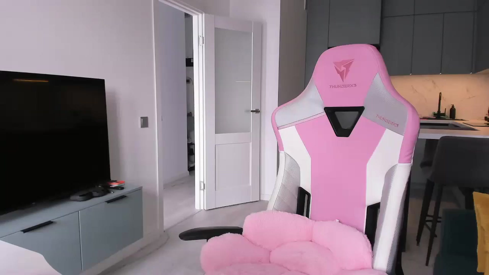 Gallery image thumbnail from wow_lovie's myfreecams stream on, 06/12/2025, 12:17 image 1 of 20