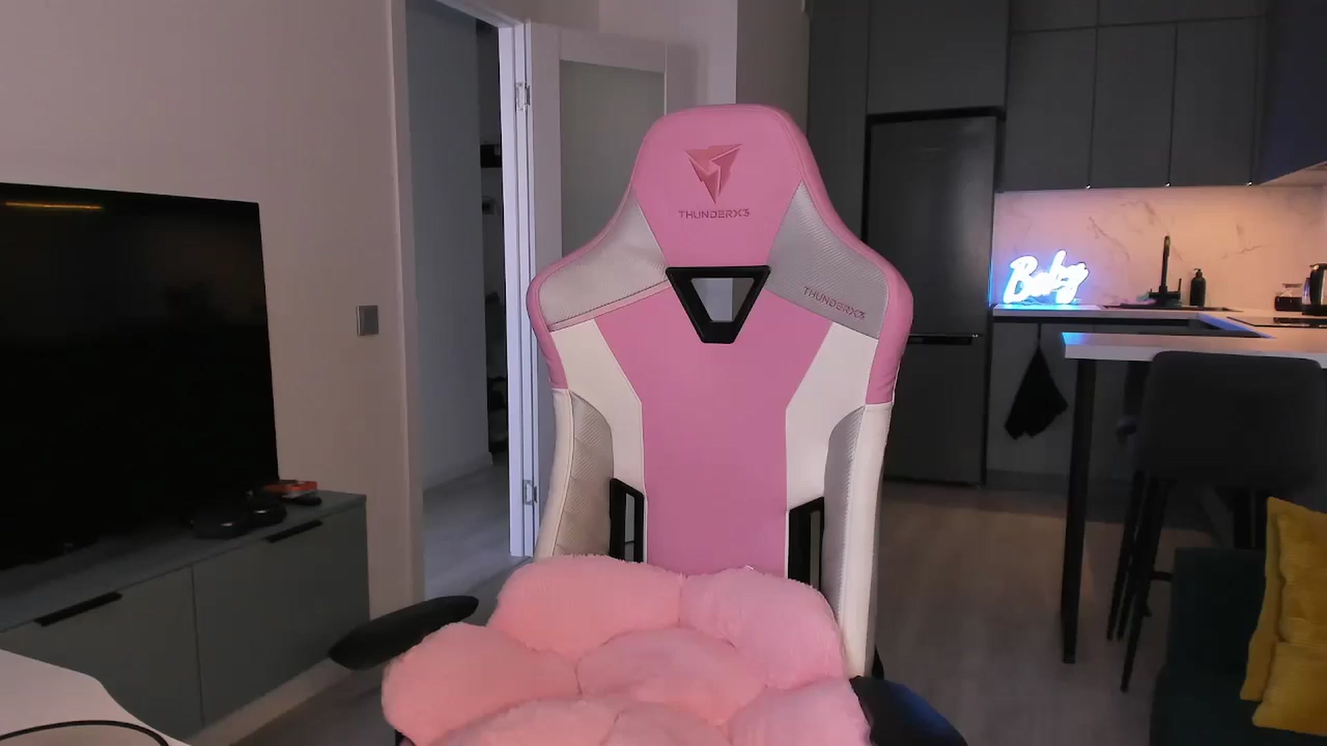 Gallery image thumbnail from wow_lovie's myfreecams stream on, 06/14/2025, 07:50 image 9 of 20