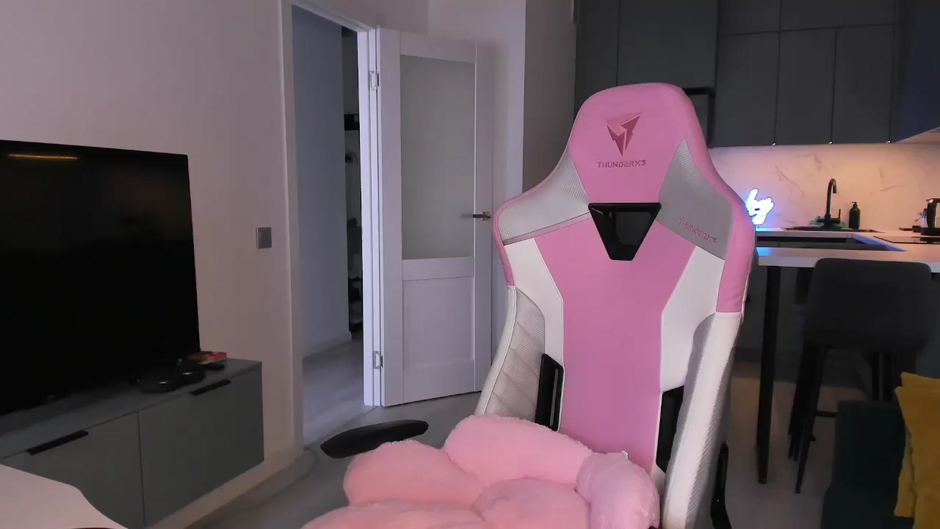 Gallery image thumbnail from wow_lovie's myfreecams stream on, 06/15/2025, 09:09 image 1 of 20