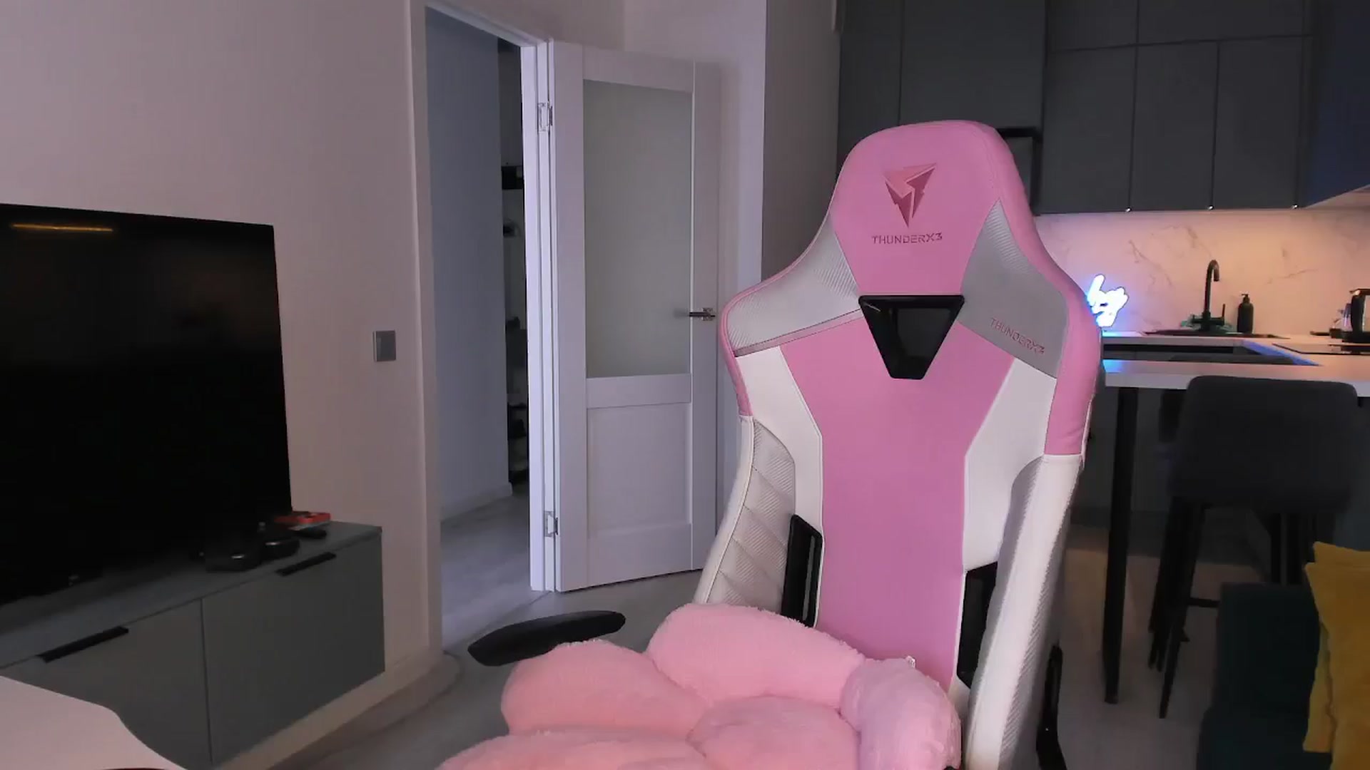 Gallery image thumbnail from wow_lovie's myfreecams stream on, 06/15/2025, 09:09 image 3 of 20
