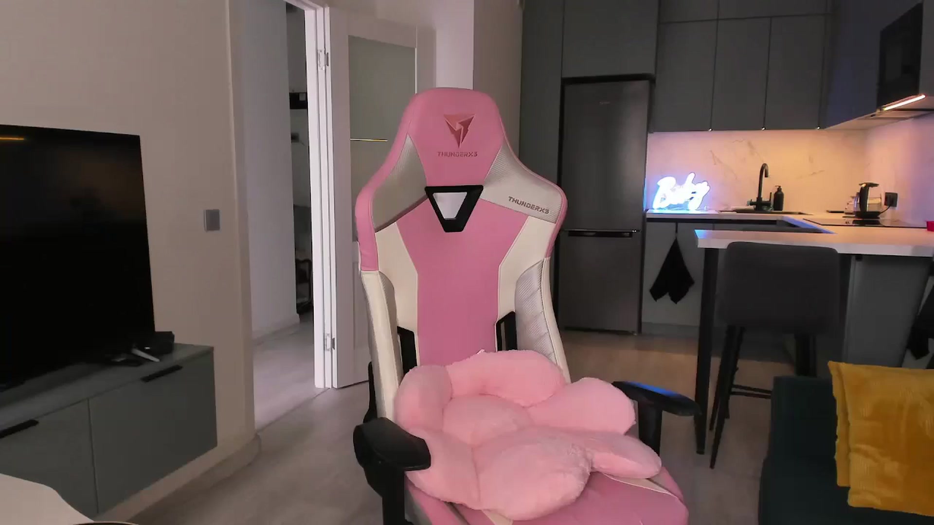 Gallery image thumbnail from wow_lovie's myfreecams stream on, 06/18/2025, 08:41 image 19 of 20