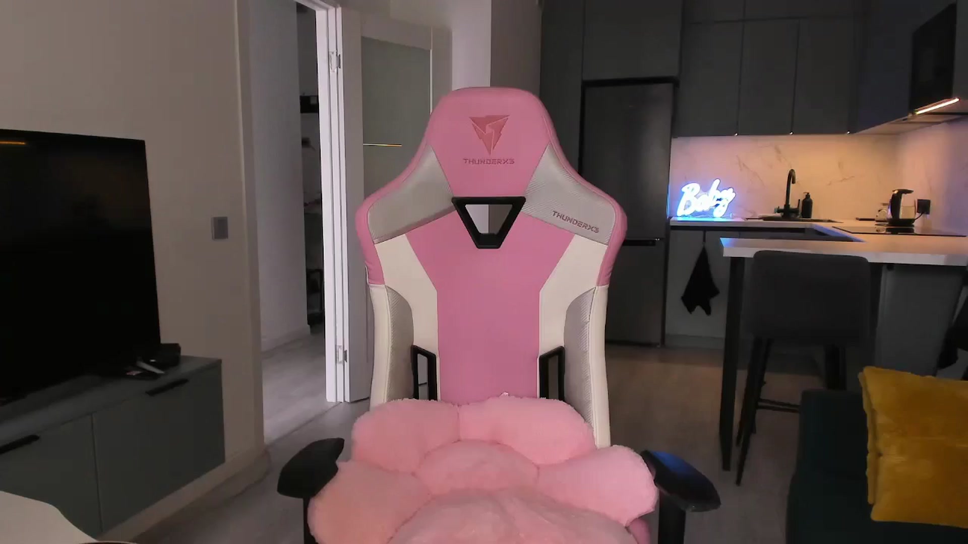 Gallery image thumbnail from wow_lovie's myfreecams stream on, 06/18/2025, 10:03 image 11 of 20