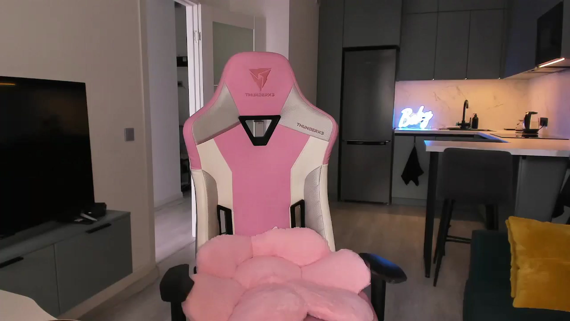 Gallery image thumbnail from wow_lovie's myfreecams stream on, 06/18/2025, 10:03 image 5 of 20
