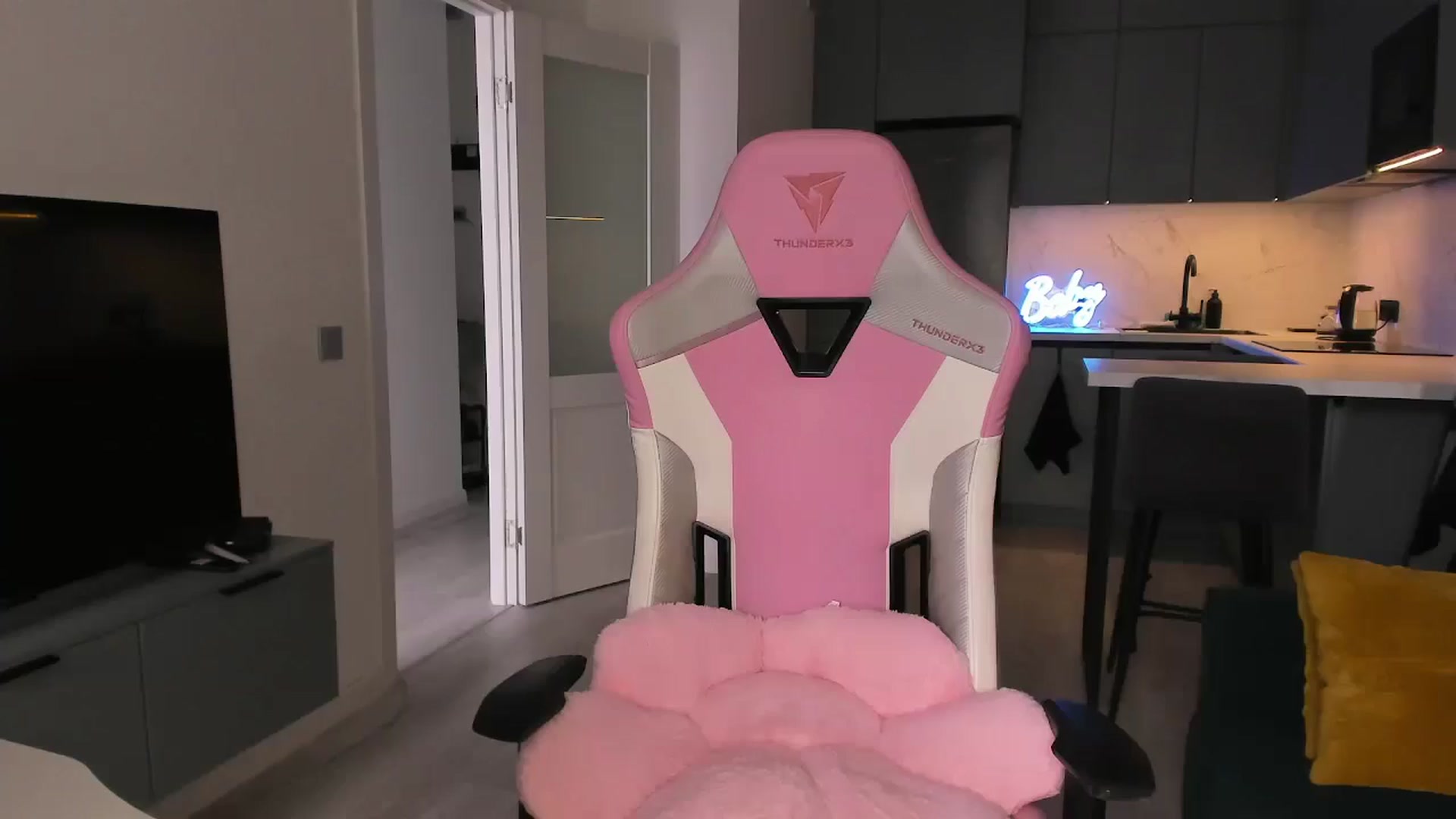 Gallery image thumbnail from wow_lovie's myfreecams stream on, 06/18/2025, 10:03 image 18 of 20