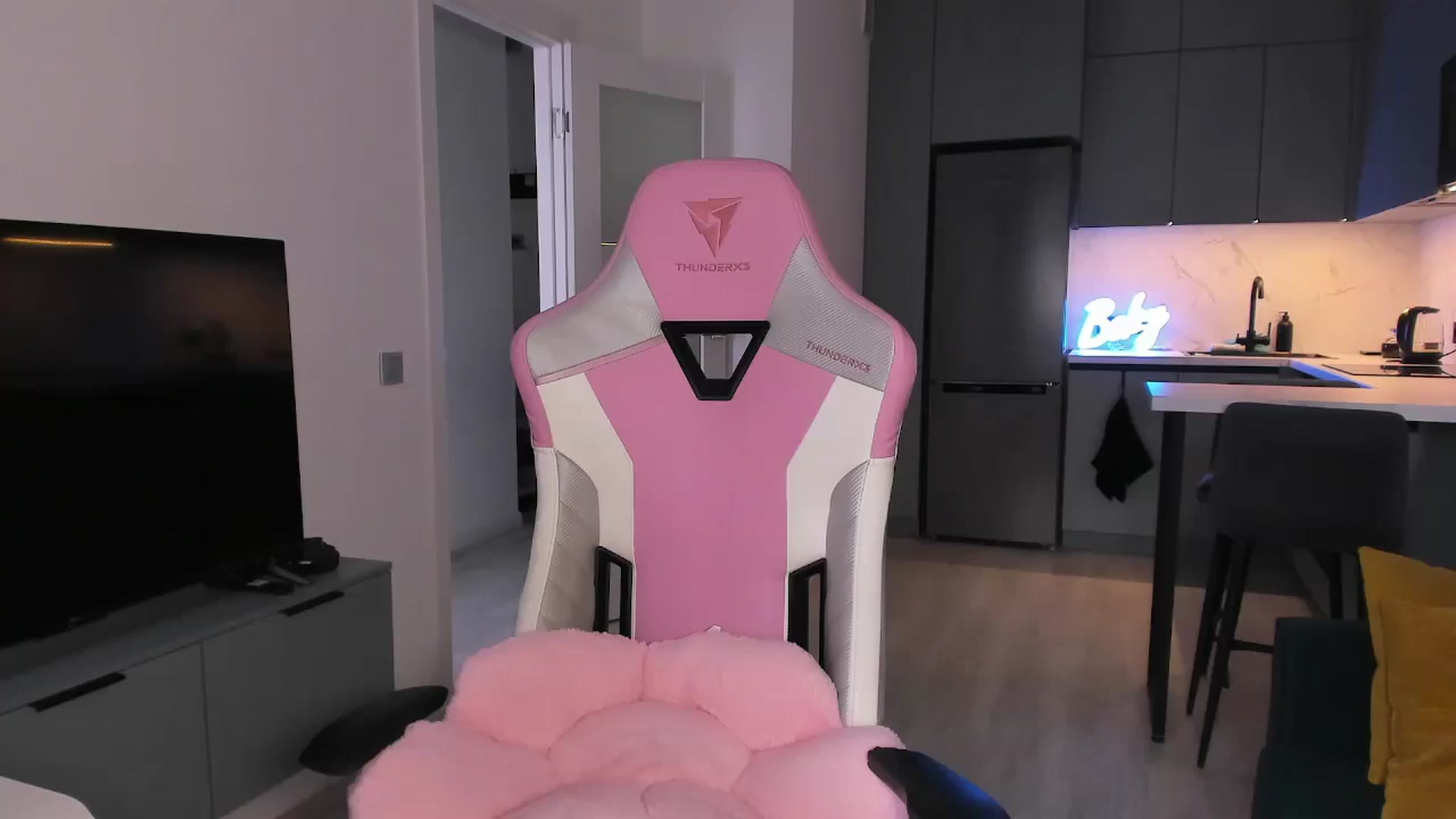 Gallery image thumbnail from wow_lovie's myfreecams stream on, 06/19/2025, 07:49 image 10 of 20