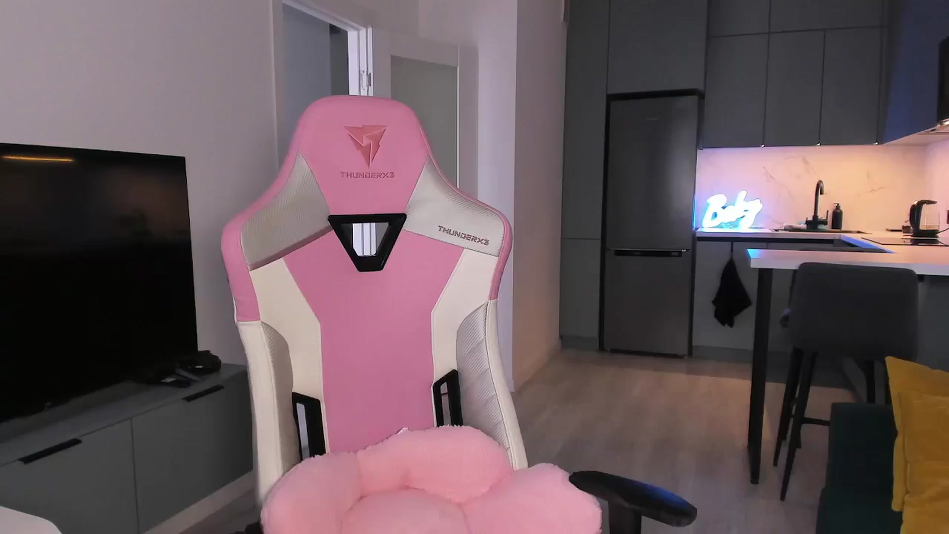 Gallery image thumbnail from wow_lovie's myfreecams stream on, 06/19/2025, 09:26 image 1 of 20