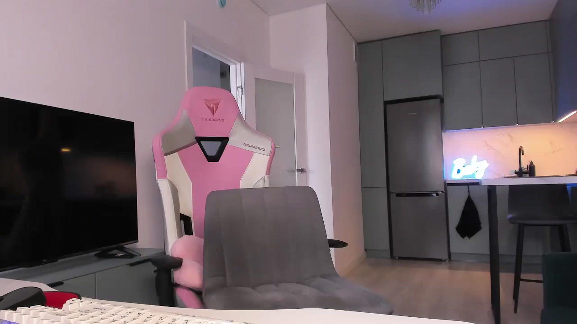 Gallery image thumbnail from wow_lovie's myfreecams stream on, 06/20/2025, 07:38 image 14 of 20
