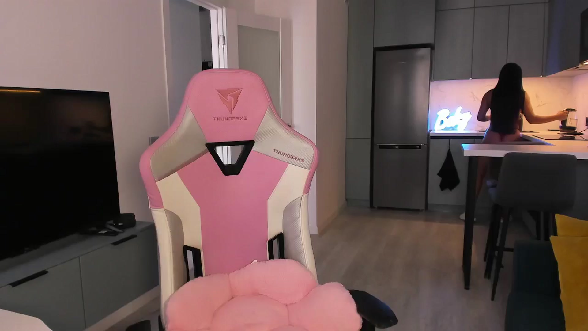 Gallery image thumbnail from wow_lovie's myfreecams stream on, 06/21/2025, 06:00 image 6 of 20