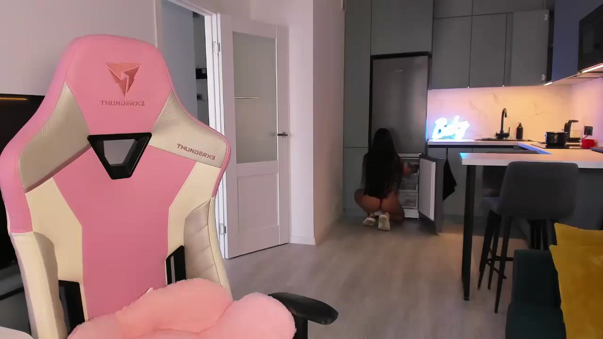 Gallery image thumbnail from wow_lovie's myfreecams stream on, 06/21/2025, 07:55 image 10 of 20