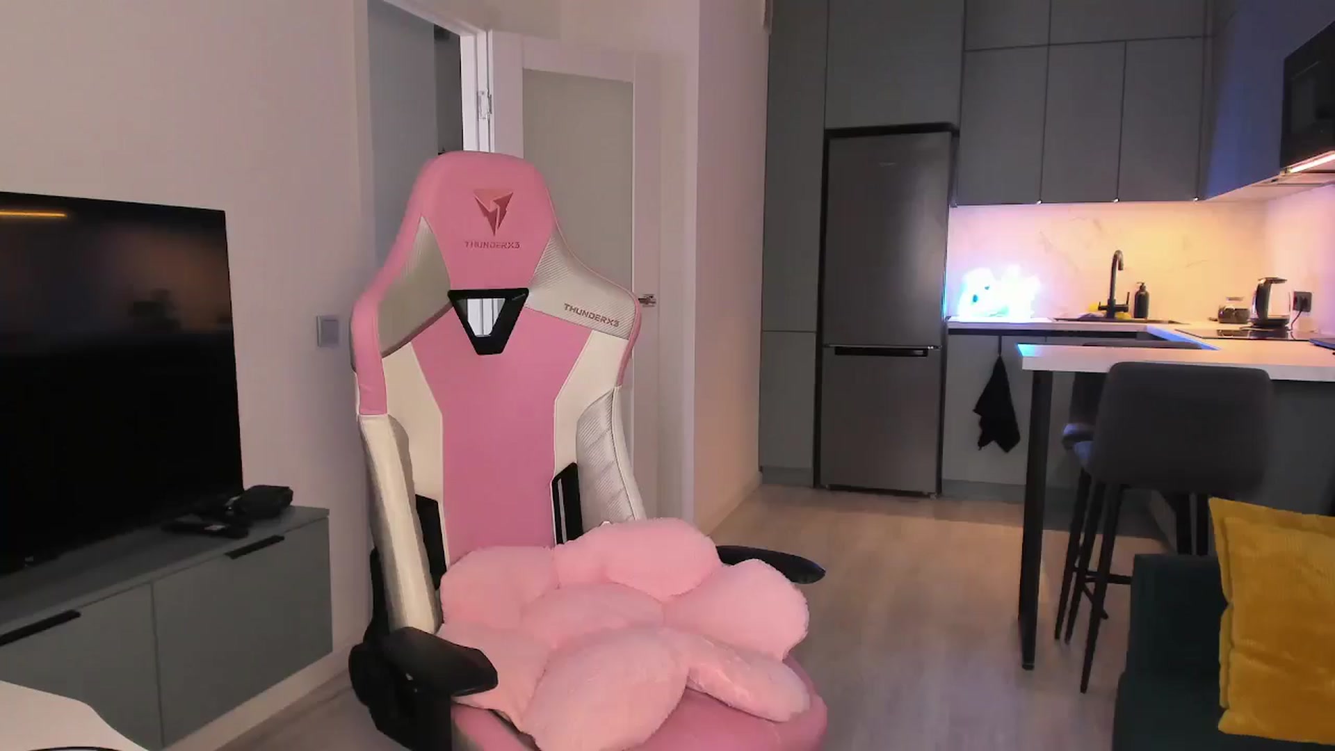 Gallery image thumbnail from wow_lovie's myfreecams stream on, 06/25/2025, 07:11 image 18 of 20