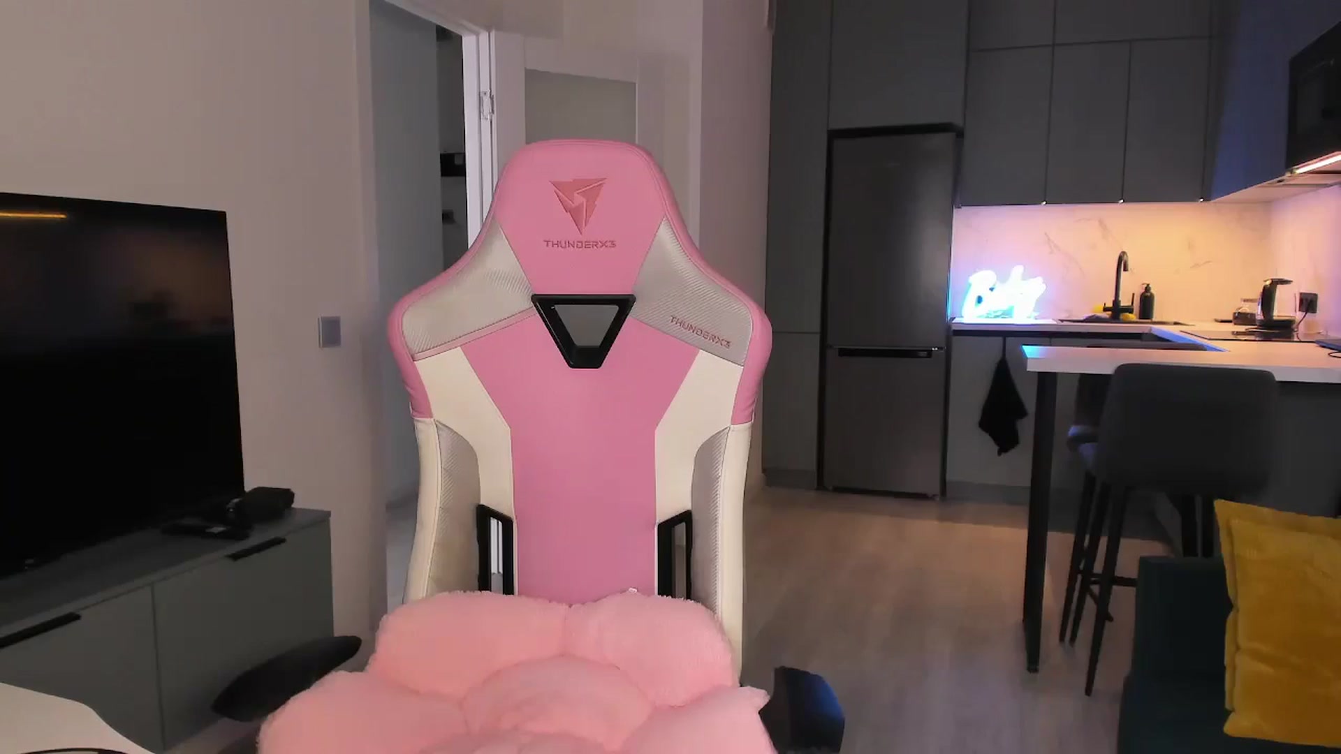Gallery image thumbnail from wow_lovie's myfreecams stream on, 06/25/2025, 08:01 image 12 of 20