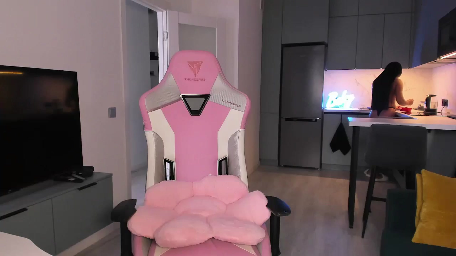 Gallery image thumbnail from wow_lovie's myfreecams stream on, 06/26/2025, 07:11 image 10 of 20