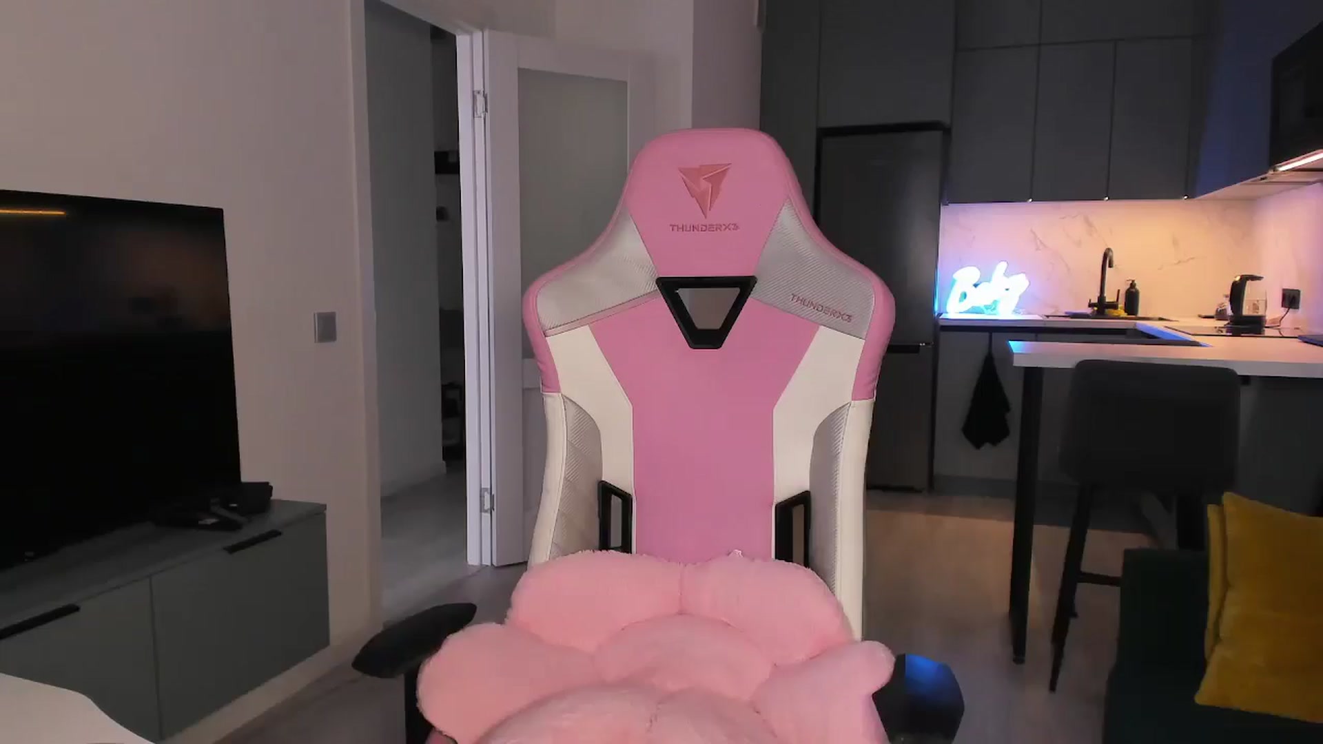 Gallery image thumbnail from wow_lovie's myfreecams stream on, 06/26/2025, 07:11 image 13 of 20