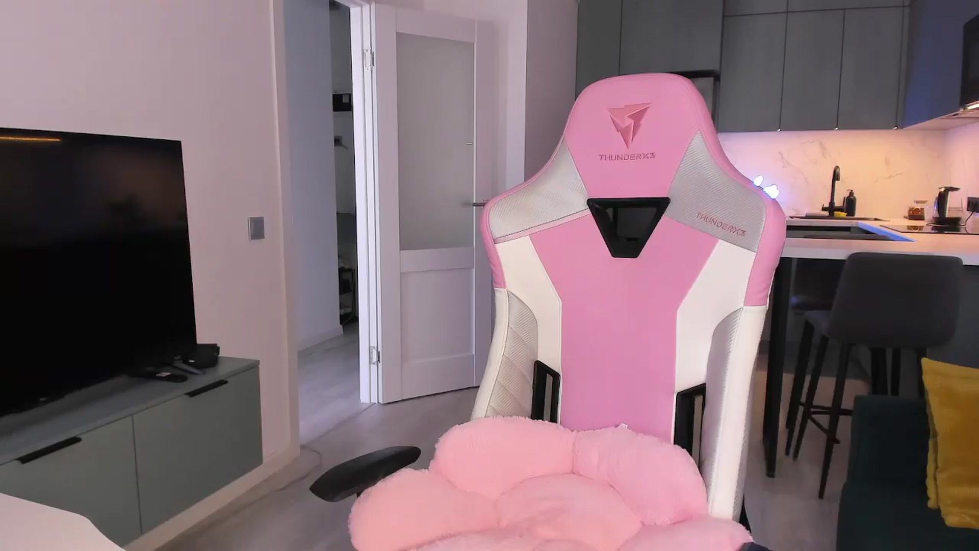 Gallery image thumbnail from wow_lovie's myfreecams stream on, 06/27/2025, 06:16 image 20 of 20