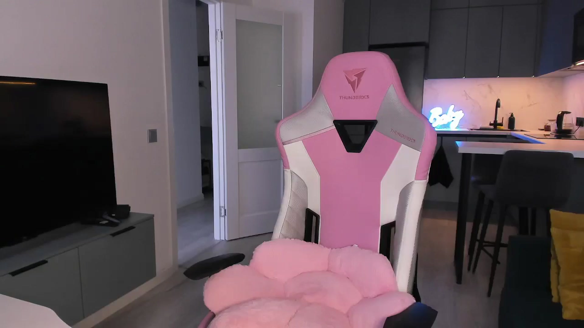 Gallery image thumbnail from wow_lovie's myfreecams stream on, 06/27/2025, 08:51 image 18 of 20