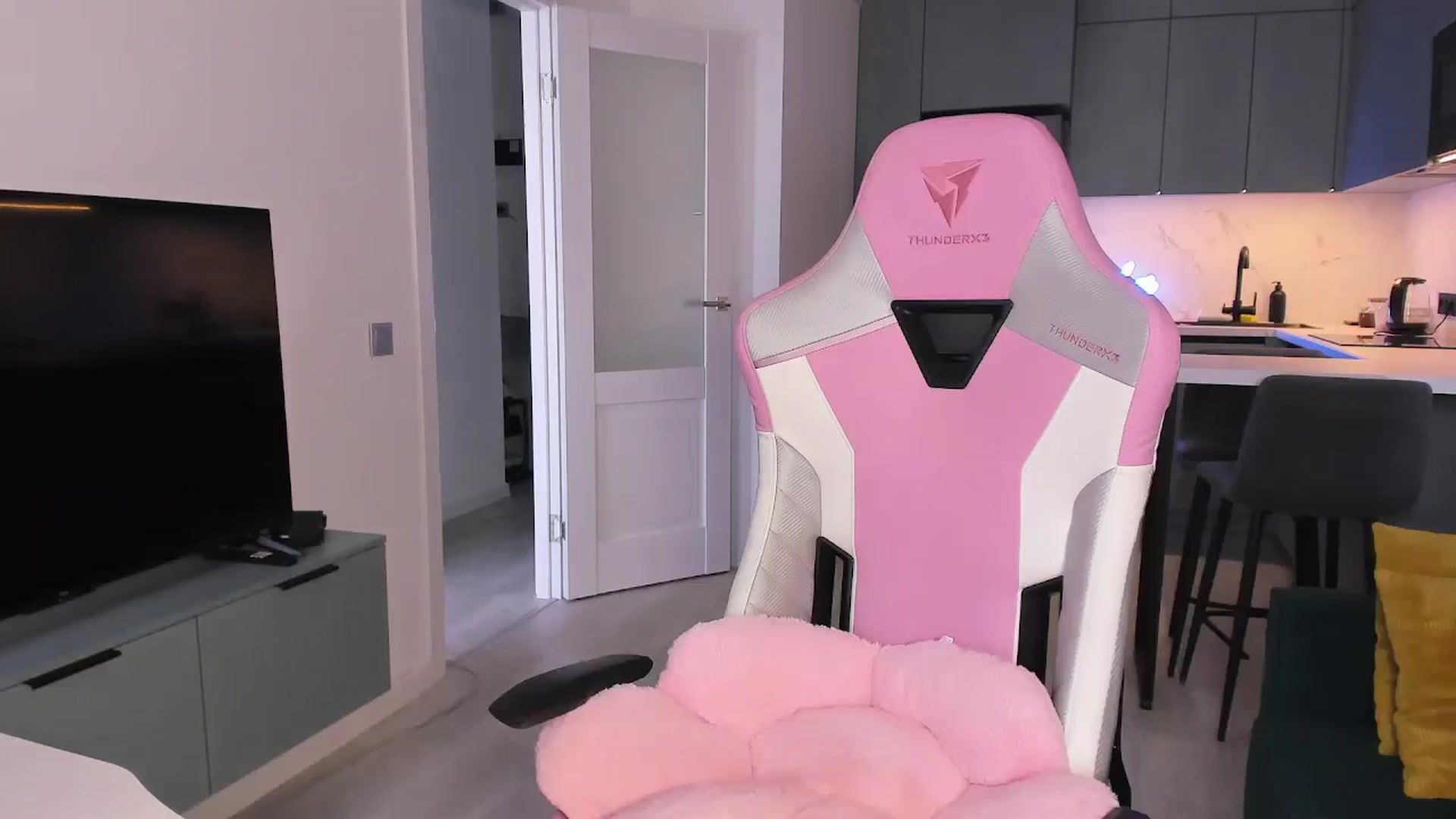 Gallery image thumbnail from wow_lovie's myfreecams stream on, 06/27/2025, 08:51 image 3 of 20