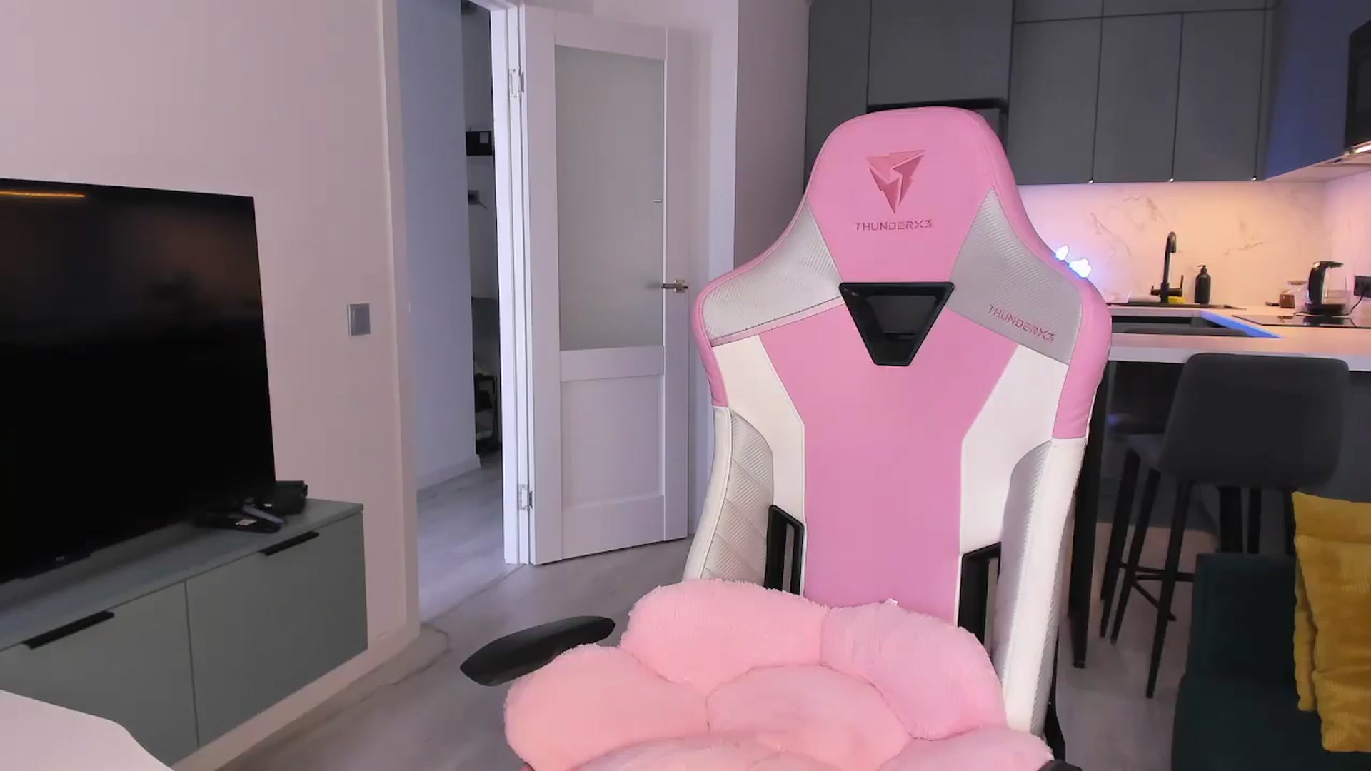 Gallery image thumbnail from wow_lovie's myfreecams stream on, 06/27/2025, 08:51 image 2 of 20